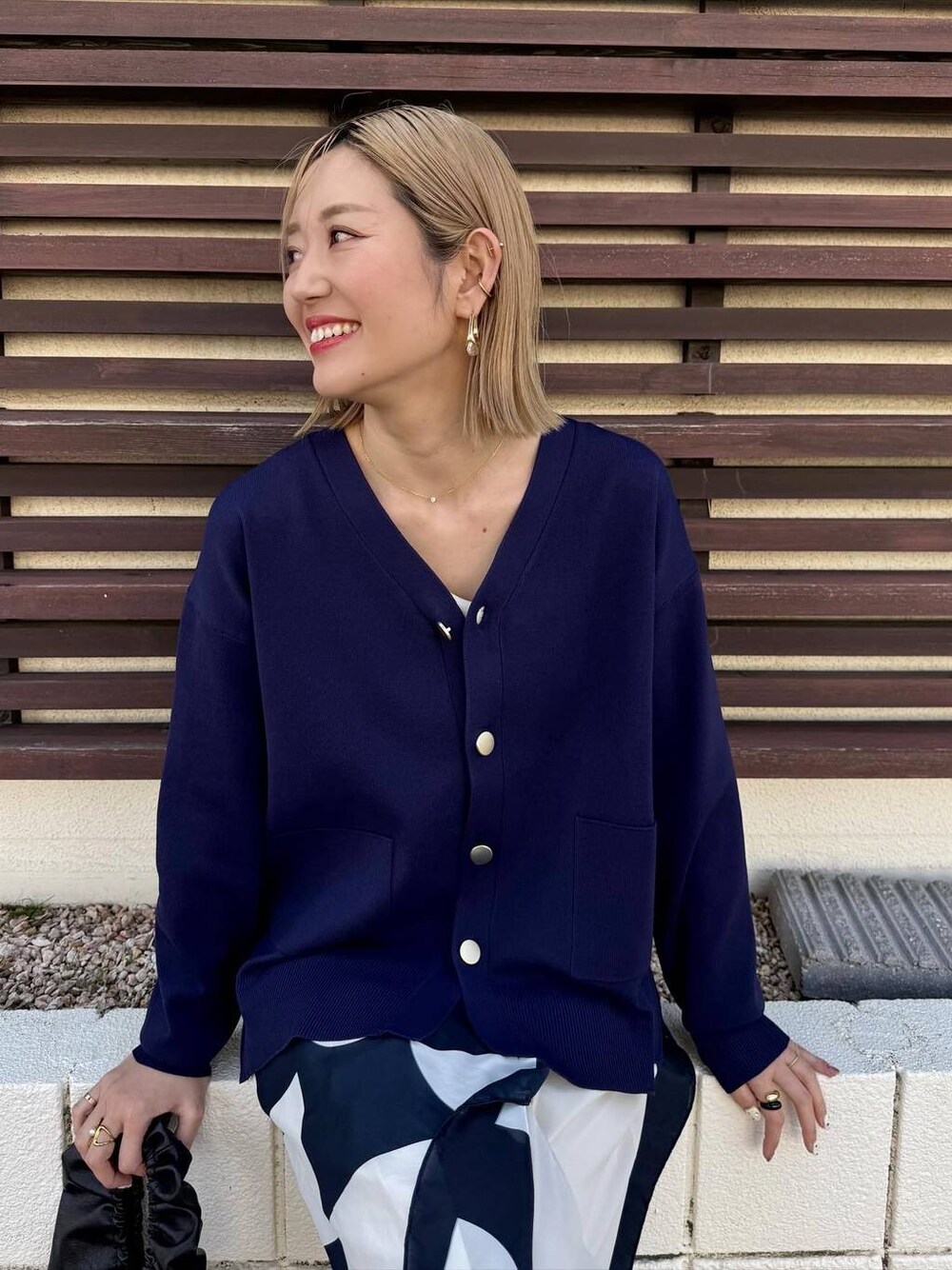 「着痩せ・細見え、高見え、体型カバー、ママコーデ、高身長、LEPSIM、高身長_LEPSIM、30代_LEPSIM、Elura、カーディガン」｜「LEPSIMのマルチメリットワイドパンツ　242652（その他パンツ、ホワイト系）」を使った、m.a.k.oさん（レディース・166cm）の春コーディネートの1枚目の写真