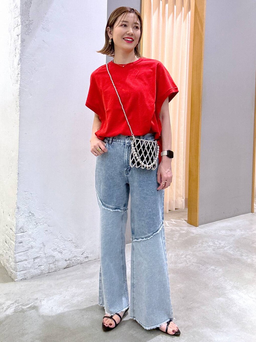 「着痩せ・細見え、高見え、デニムパンツ、体型カバー、ママコーデ、高身長、LEPSIM」｜「LEPSIMのアンクルゴムストラップサンダル　106987（サンダル、ブラック系）」を使った、m.a.k.oさん（レディース・166cm）の夏コーディネートの1枚目の写真