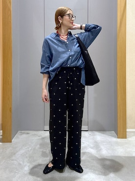 「LEPSIM（レプシィム）の調光ファッショングラス　451342（メガネ、ブラック系）」を使った、m.a.k.oさん（レディース・166cm）の春コーディネート