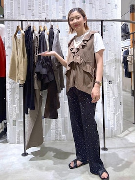 「LEPSIM（レプシィム）のセミフレアレースラインパンツ　1017511（その他パンツ、ブラウン系）」を使った、m.a.k.oさん（レディース・166cm）の夏コーディネート