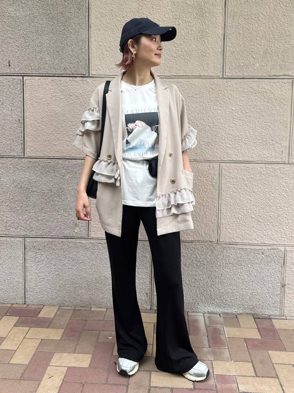ベージュ系のテーラードジャケット、ホワイト系のTシャツ/カットソー、ブラック系のその他パンツを着用したレディースの夏コーディネートの1枚目の写真