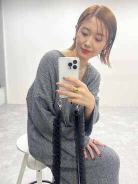「グレー」｜「アイテム（PC・スマホグッズ/家電）」を使った、m.a.k.oさん（レディース・166cm）の冬コーディネート