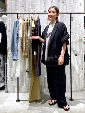 「LEPSIM（レプシィム）の裾ボタンイージーパンツ　639318（その他パンツ、ホワイト系）」を使った、m.a.k.oさん（レディース・166cm）の春コーディネート