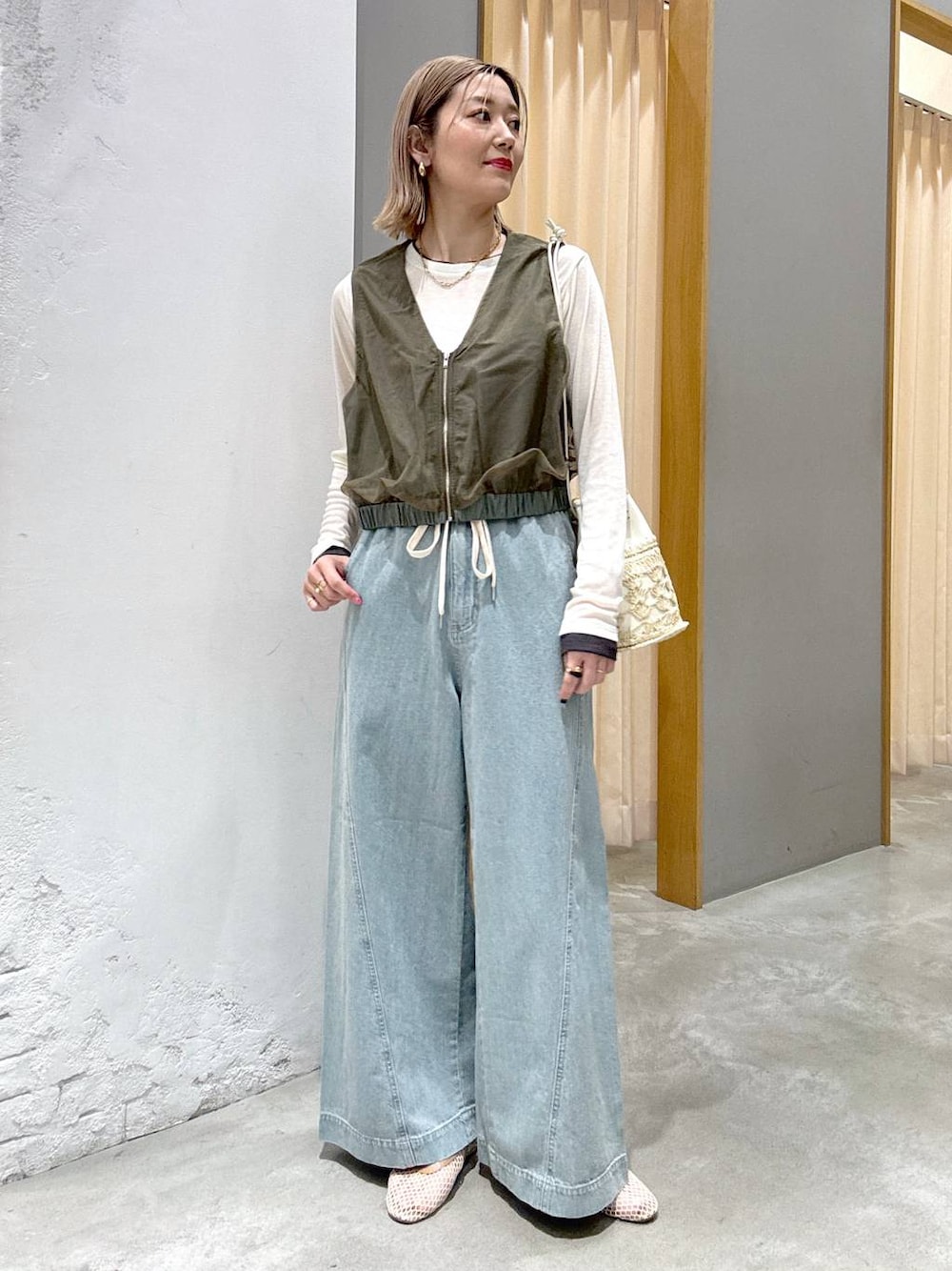 「着痩せ・細見え、高見え、体型カバー、ママコーデ、高身長、LEPSIM、高身長_LEPSIM、30代_LEPSIM、デニムパンツ」｜「LEPSIMのギャザーレイヤーライクプルオーバー　289459（Tシャツ/カットソー、ホワイト系）」を使った、m.a.k.oさん（レディース・166cm）の春コーディネートの1枚目の写真
