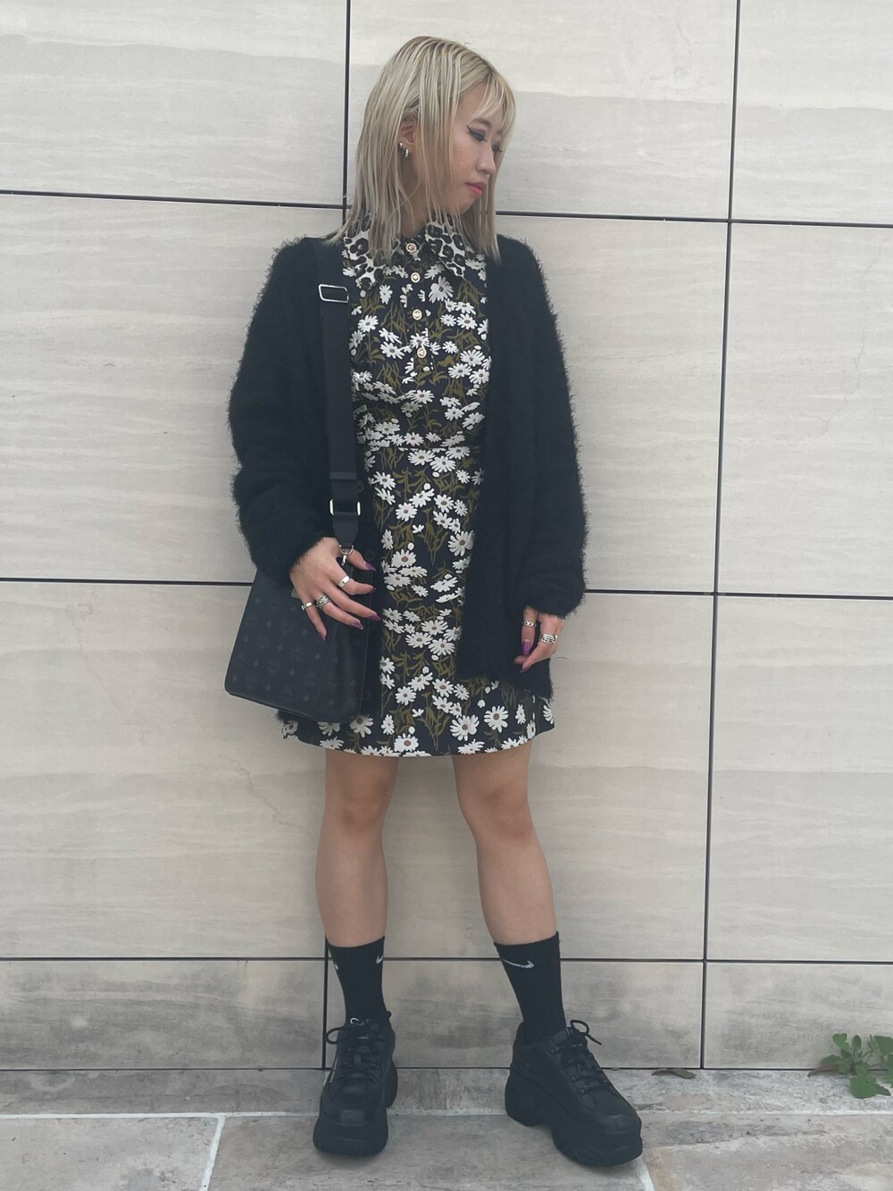 「LHP、LHPWOMEN、DankeSchon、sisterjane、NAKEDWOLFE、カーディガン、スニーカー、ワンピース、花柄、レオパード、ひょう柄、厚底スニーカー、ミニバッグ、ショルダーバッグ、秋コーデ」｜「MCMのMCM/エムシーエム/Classic ToteBag Mini/クラシックトートバッグ ミニ（トートバッグ、ブラック系）」を使った、Arisa Suzukiさん（レディース・156cm）の秋コーディネートの1枚目の写真