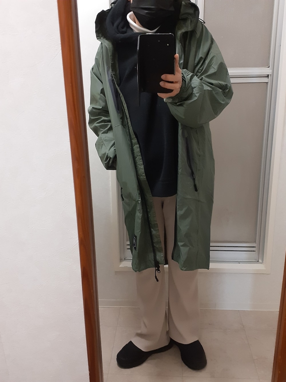 「KiUのアイテム（レインコート/ポンチョ、グリーン系）」を使った、ribenjicyanさん（レディース・154cm）の冬コーディネートの2枚目の写真