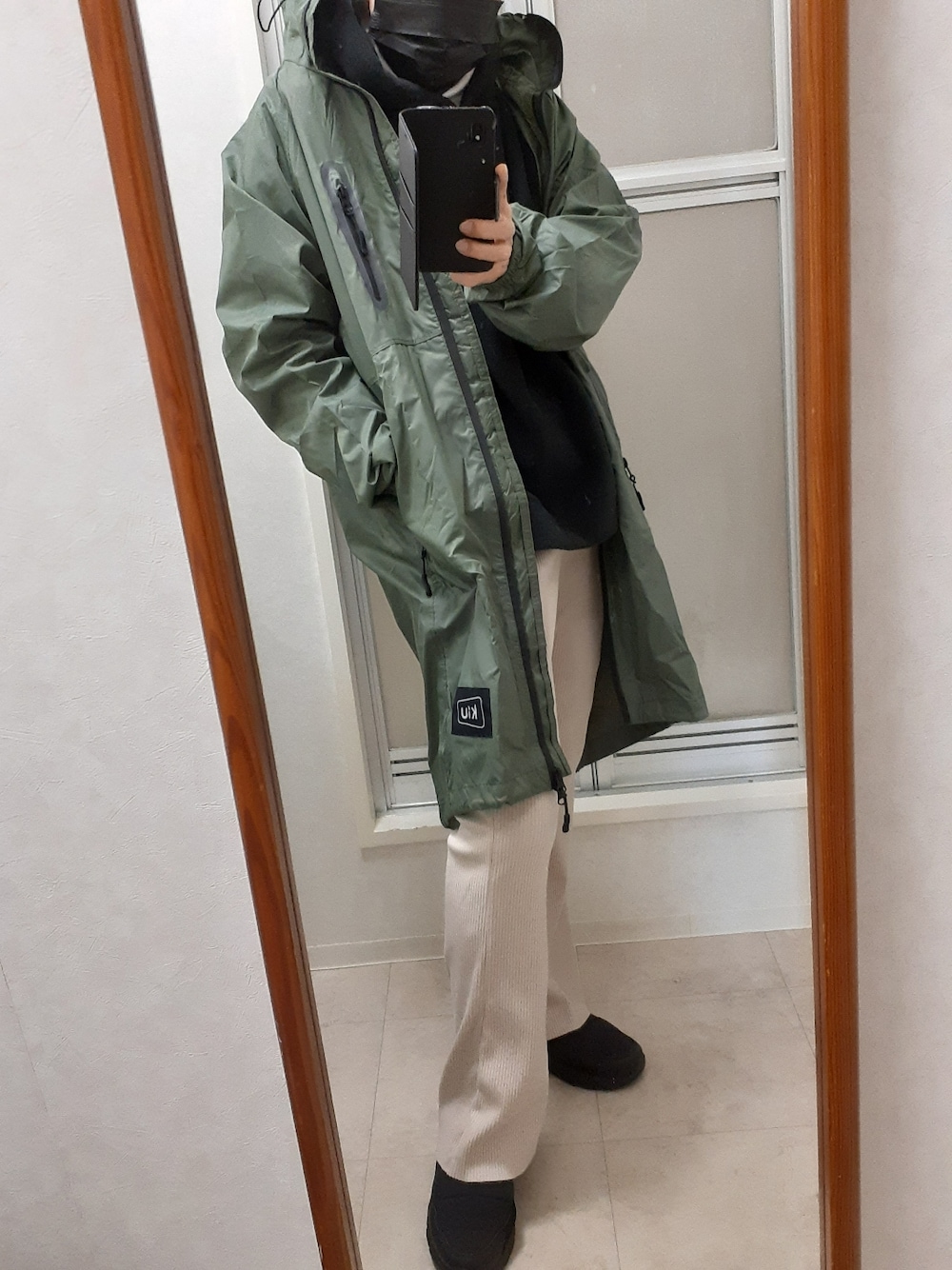 「KiUのアイテム（レインコート/ポンチョ、グリーン系）」を使った、ribenjicyanさん（レディース・154cm）の冬コーディネートの1枚目の写真