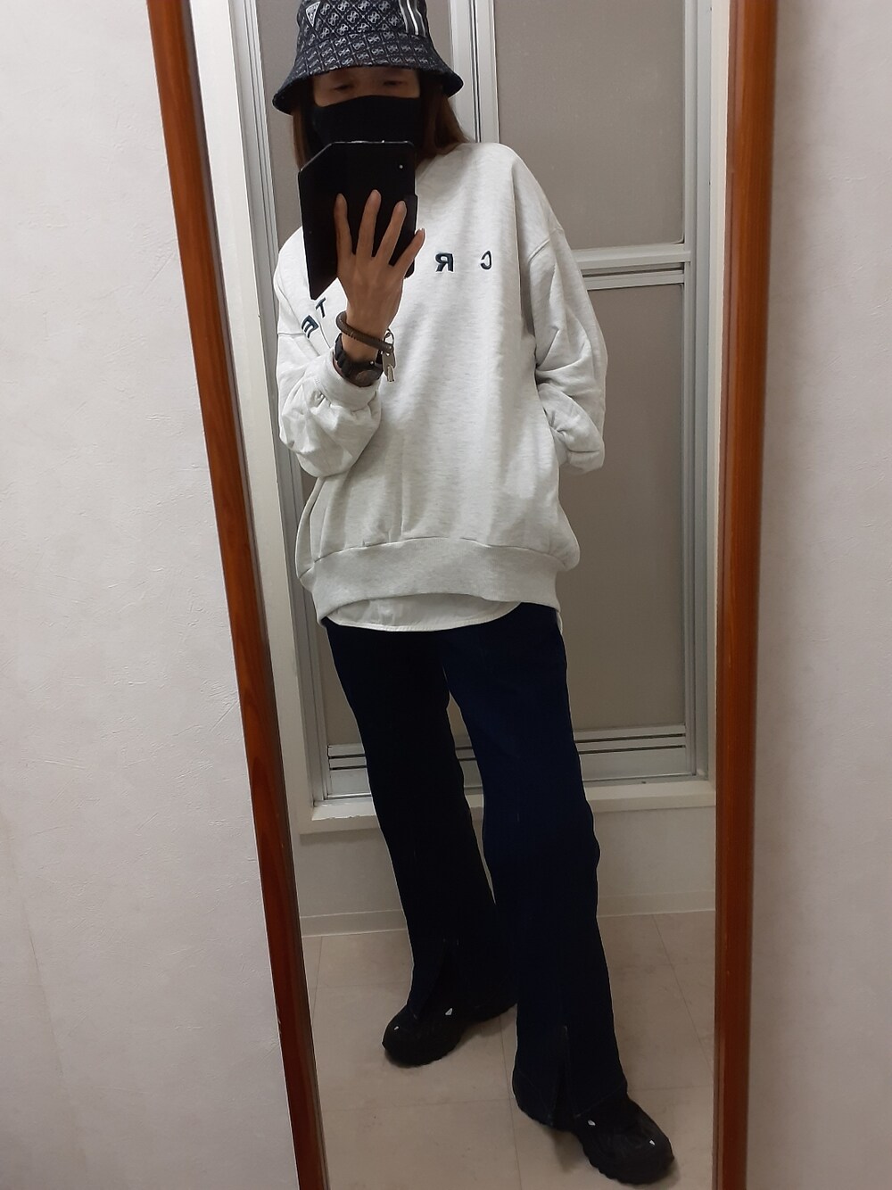 「Guessのアイテム（ハット、ブルー系）」を使った、ribenjicyanさん（レディース・154cm）の秋コーディネートの1枚目の写真