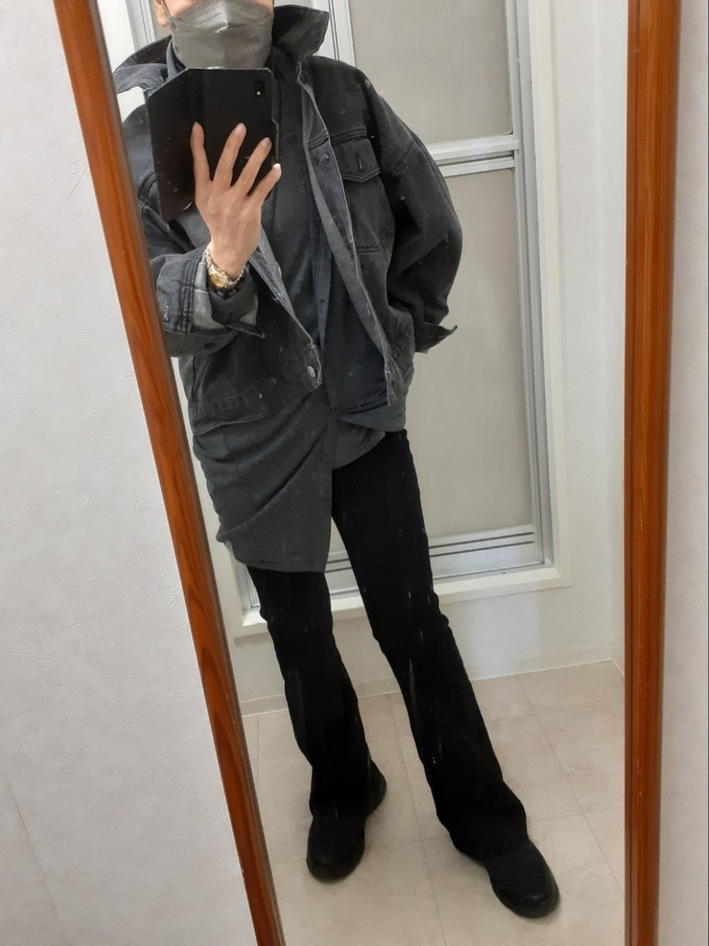 「しまむらのアイテム（デニムジャケット、ブラック系）」を使った、ribenjicyanさん（レディース・154cm）の春コーディネートの1枚目の写真