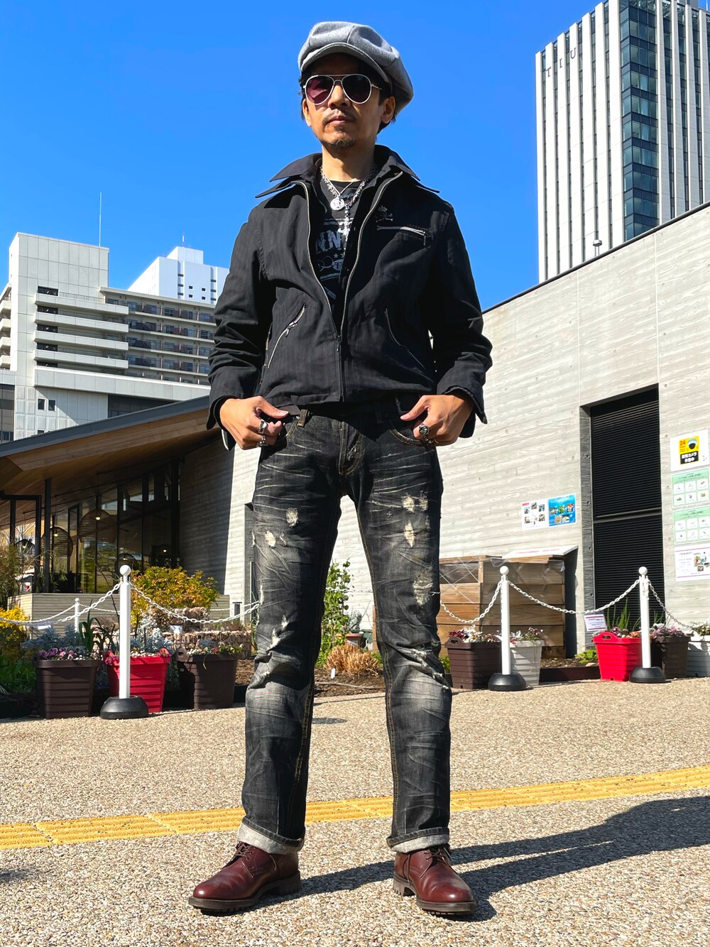 「ジョニーデップ、キャスケット、ブルゾン、ブラック、グレー、MEN'S BIGI、cult of individuality、ジーンズ、デニム、ダメージデニムパンツ、ロイドフットウェア、ジョニーキャッシュ、いいね、save、フォローお願いします🤑、サングラス、モノトーン」｜「中国製のアイテム（サングラス、ホワイト系）」を使った、☠️HiRoC☠️さん（メンズ・171cm）の冬コーディネートの1枚目の写真