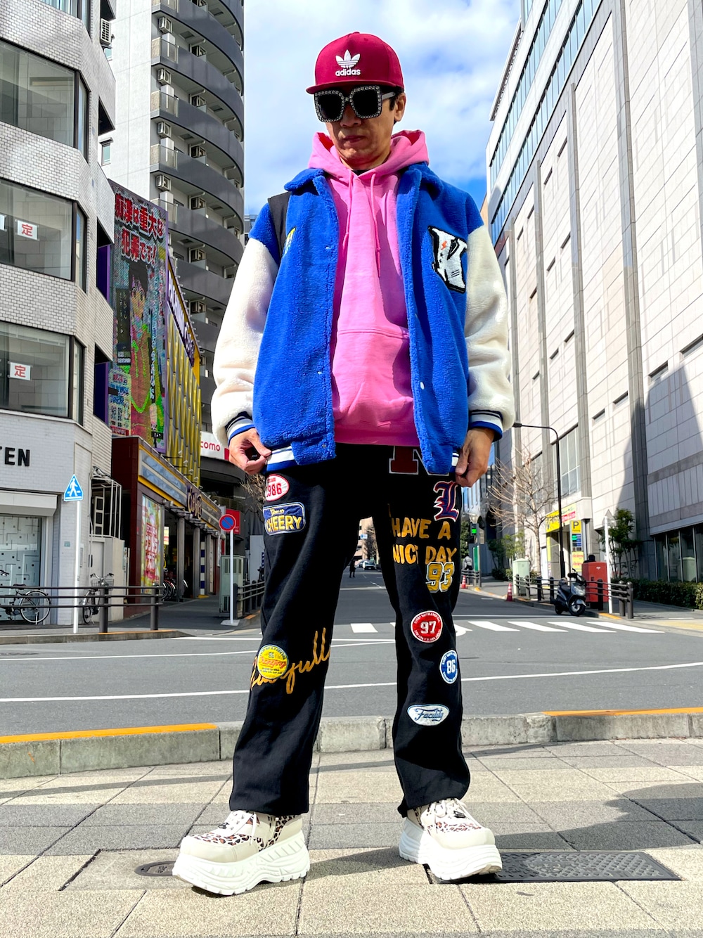 「キャップ、アディダス、パーカー、ピンク、ボアジャケット、ブルー、ジーンズ、ワッペン、似合うラボに行こう、YOSUKE、厚底スニーカー、DJ、DJ KOO、いいね、save、フォローお願いします🤑、カラフル」｜「adidasのadidas AC TREFOIL FLAT CAP（キャップ、レッド系）」を使った、☠️HiRoC☠️さん（メンズ・171cm）の春コーディネートの1枚目の写真