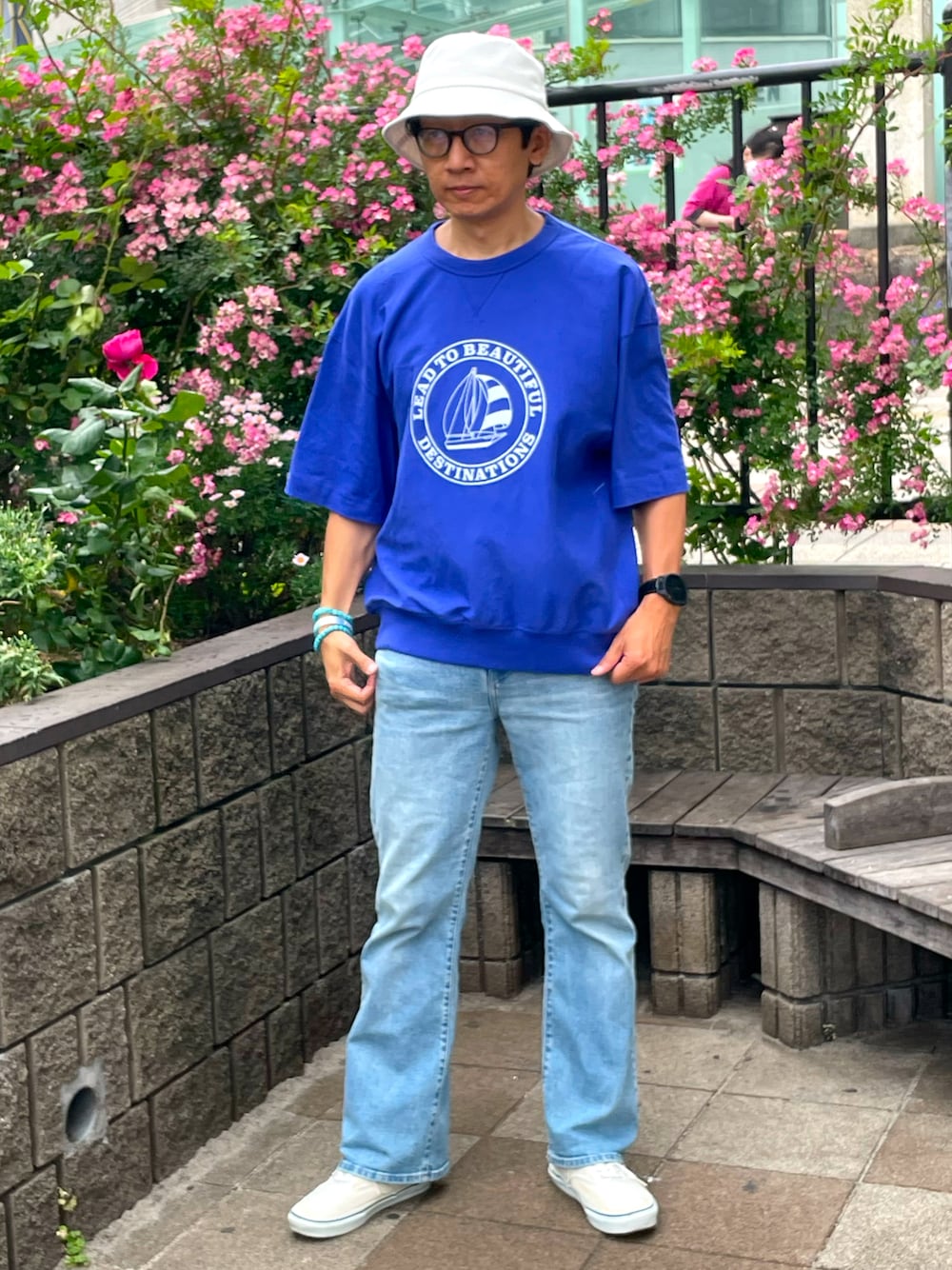 「GU、ホワイト、ブルー、マリンコーデ、ユニクロ、フレアハイライズジーンズ、VANS、プチプラ、いいね、save、フォローお願いします🤑、半袖シャツ、デニム、スニーカーコーデ、休日コーデ、服好きな人と繋がりたい、初夏コーデ」｜「GUのアイテム（Tシャツ/カットソー、ブルー系）」を使った、☠️HiRoC☠️さん（メンズ・171cm）の夏コーディネートの1枚目の写真
