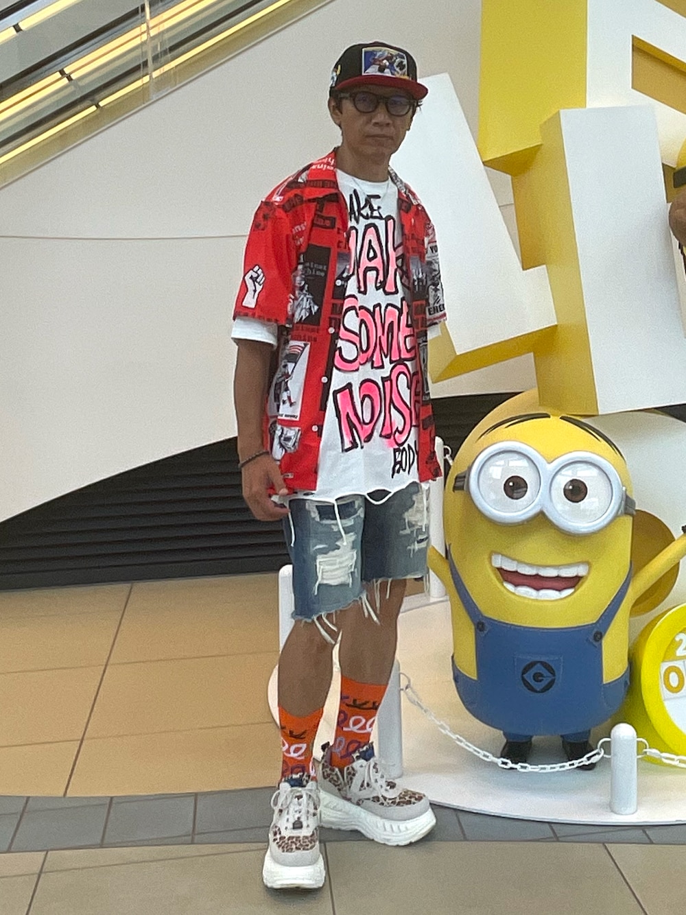 「ハイパーブティック、柄シャツ、WACKO MARIA、hyper butiqu、ペイント、キャップ、DJ KOO、厚底スニーカー、YOSUKE、デニム、ダメージデニムパンツ、メガネ男子、アメカジ、派手、いいね、save、フォローお願いします🤑」｜「NEW ERAのアイテム（キャップ、ブラック系）」を使った、☠️HiRoC☠️さん（メンズ・171cm）の秋コーディネートの1枚目の写真