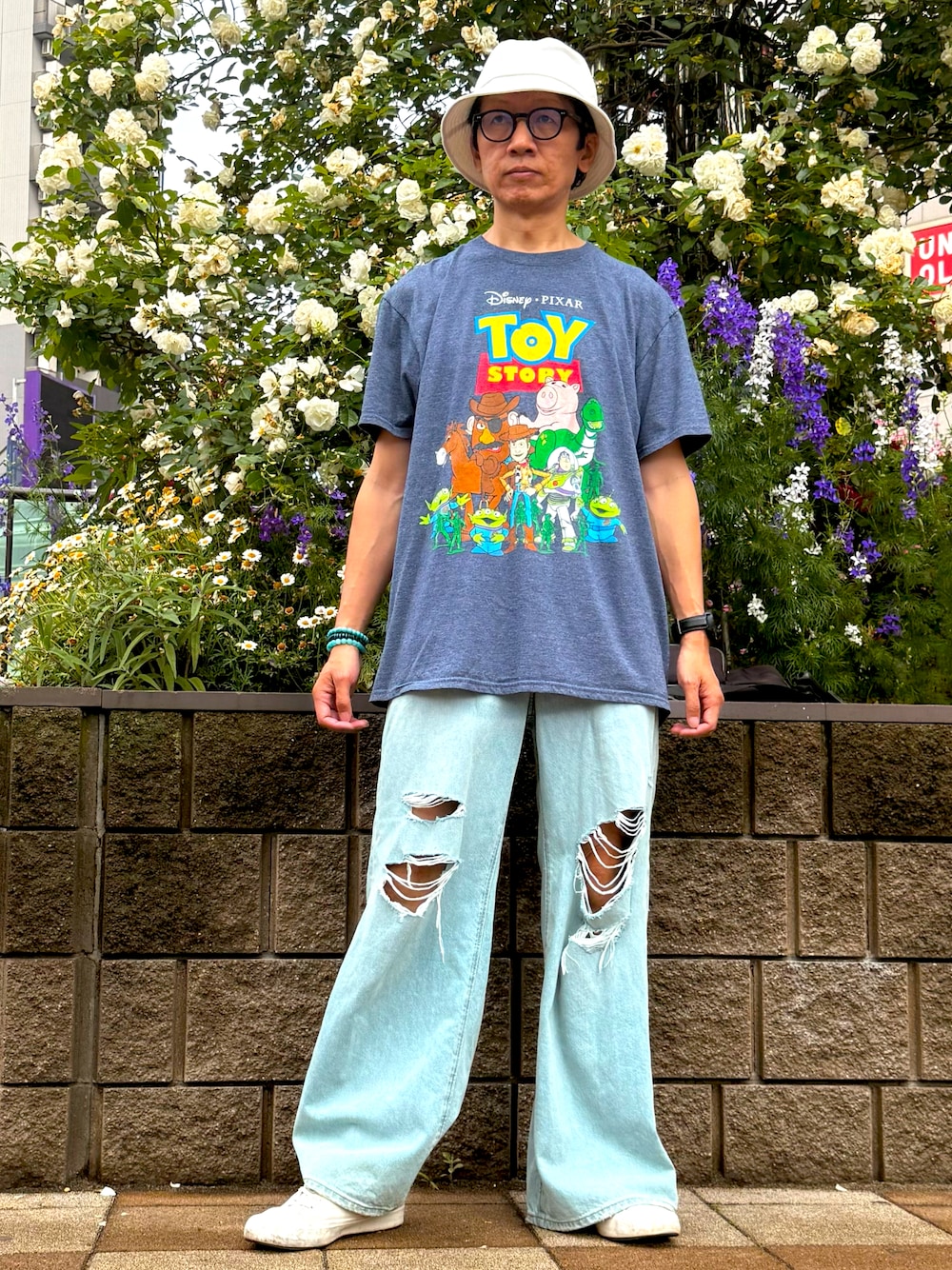 「バケットハット、ホワイト、GU、トイストーリー、ヴィンテージ、古着、Tシャツ、ダメージデニムパンツ、デニム、ユニクロ、スニーカー、いいね、save、フォローお願いします🤑、初夏コーデ、夏、ディズニー」｜「GUのアイテム（キャップ、ホワイト系）」を使った、☠️HiRoC☠️さん（メンズ・171cm）の春コーディネートの1枚目の写真