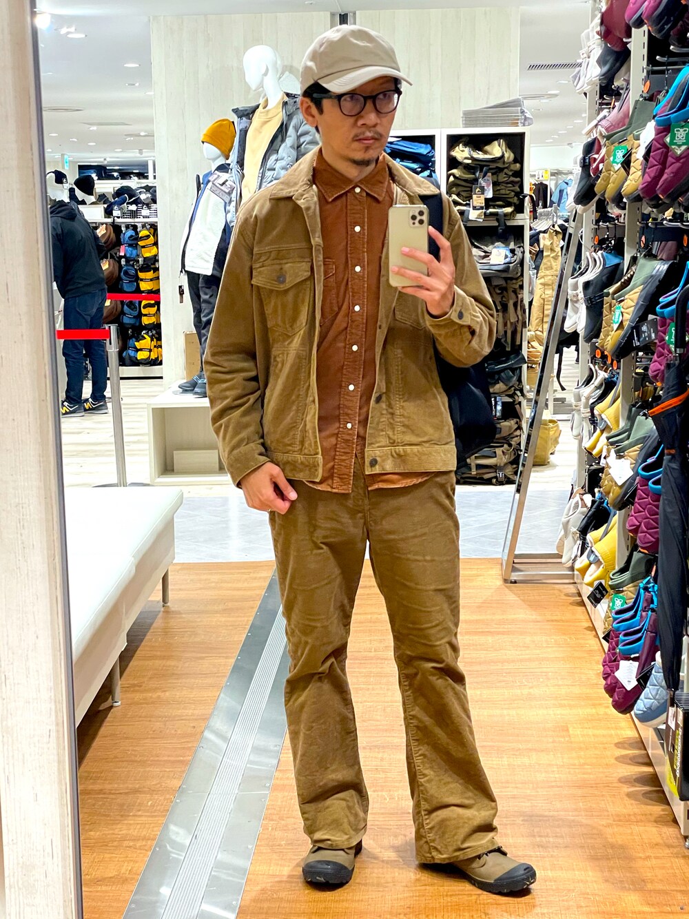 「ワントーンコーデ、ブラウン、ユニクロ、Wangler、ラングラー、ベージュ、キャップ、コーデュロイ、フレアパンツ、レインシューズ、UNIQLO、秋冬コーデ、茶色、冬のコーデ、おしゃれさんと繋がりたい」｜「WORKMANのアイテム（キャップ、ベージュ系）」を使った、☠️HiRoC☠️さん（メンズ・171cm）の冬コーディネートの1枚目の写真