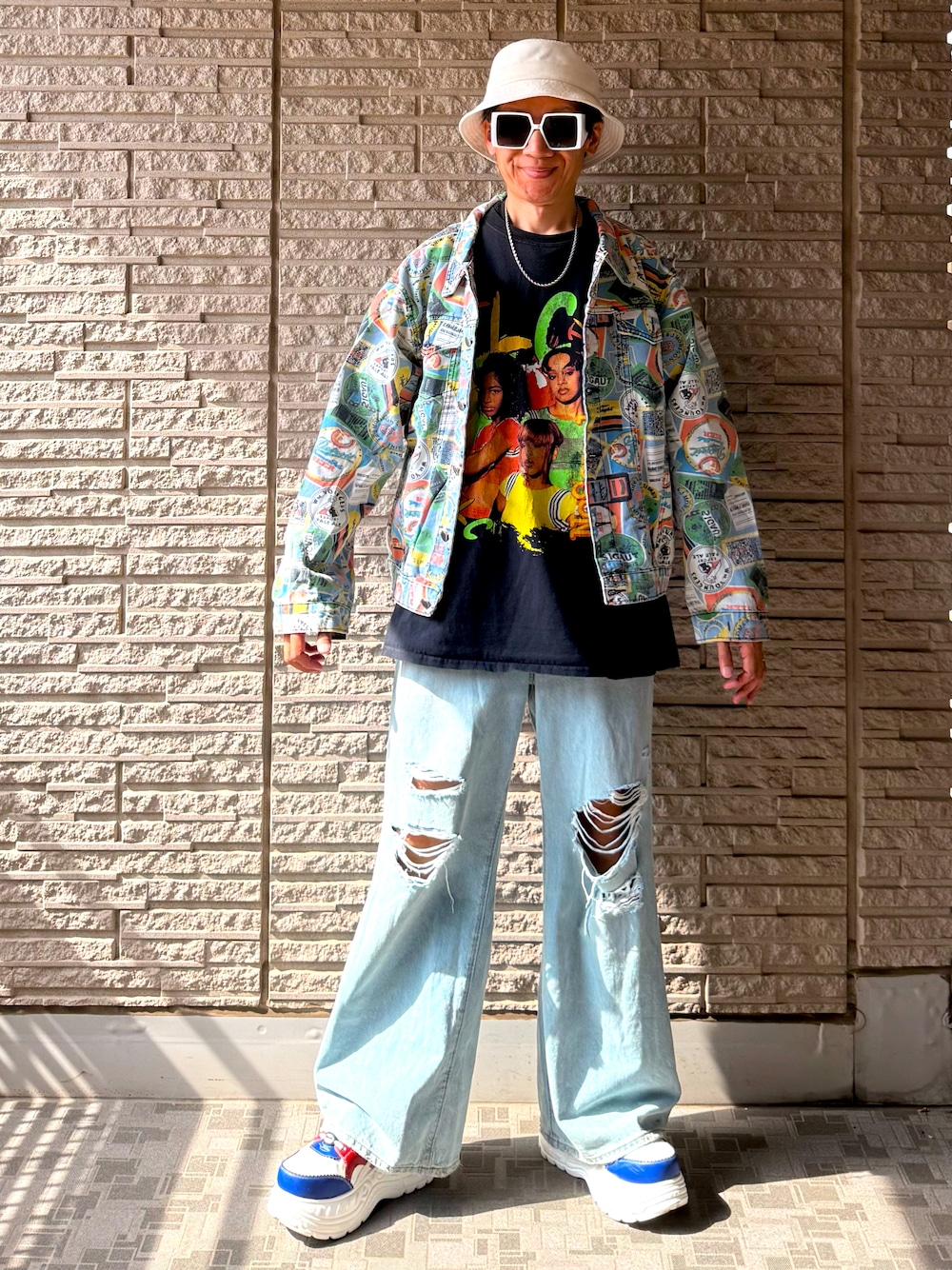 「バケットハット、ホワイト、古着MIX、最近のいい感じコーデ、デニムジャケット、ラッパー、DJ、TLC、古着、GU、ダメージデニムパンツ、スニーカー、厚底スニーカー、いいね、save、フォローお願いします🤑、デニム」｜「GUのアイテム（キャップ、ホワイト系）」を使った、☠️HiRoC☠️さん（メンズ・171cm）の春コーディネートの1枚目の写真