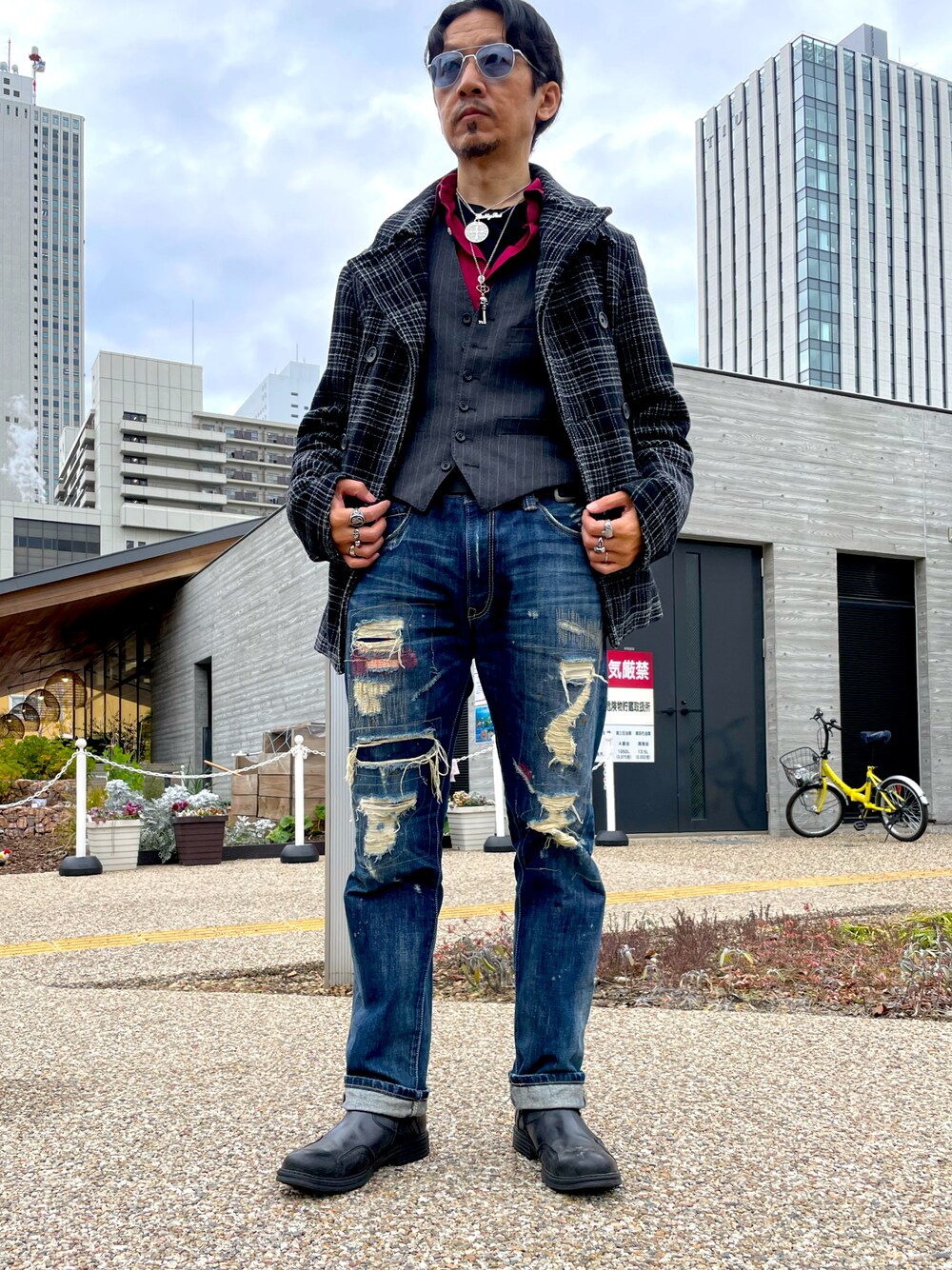 「ジョニーデップ、サングラス、RANDOLPH、H&M、ブラック、ベスト、レッド、グローバルワーク(GLOBAL WORK)、チェック、Pコート、ダメージデニムパンツ、デニム、リーバイス、リング、ネックレス」｜「RANDOLPHのアイテム（サングラス、ブルー系）」を使った、☠️HiRoC☠️さん（メンズ・171cm）の冬コーディネートの1枚目の写真