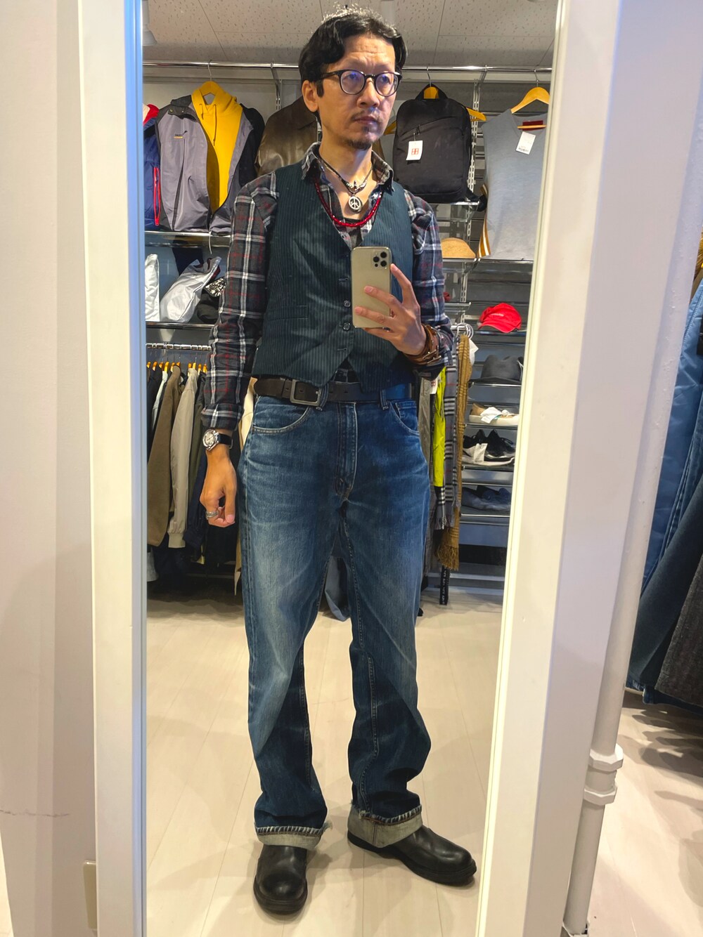 「チェック、ベスト、ジーンズ、リーバイス、503、ナバホ、ZARA、古着MIX、ジョニーデップ、Cartier、ネックレス、エンジニアブーツ、おしゃれさんと繋がりたい、太めのパンツ、アメカジ」｜「古着のアイテム（ベスト、ブルー系）」を使った、☠️HiRoC☠️さん（メンズ・171cm）の秋コーディネートの1枚目の写真