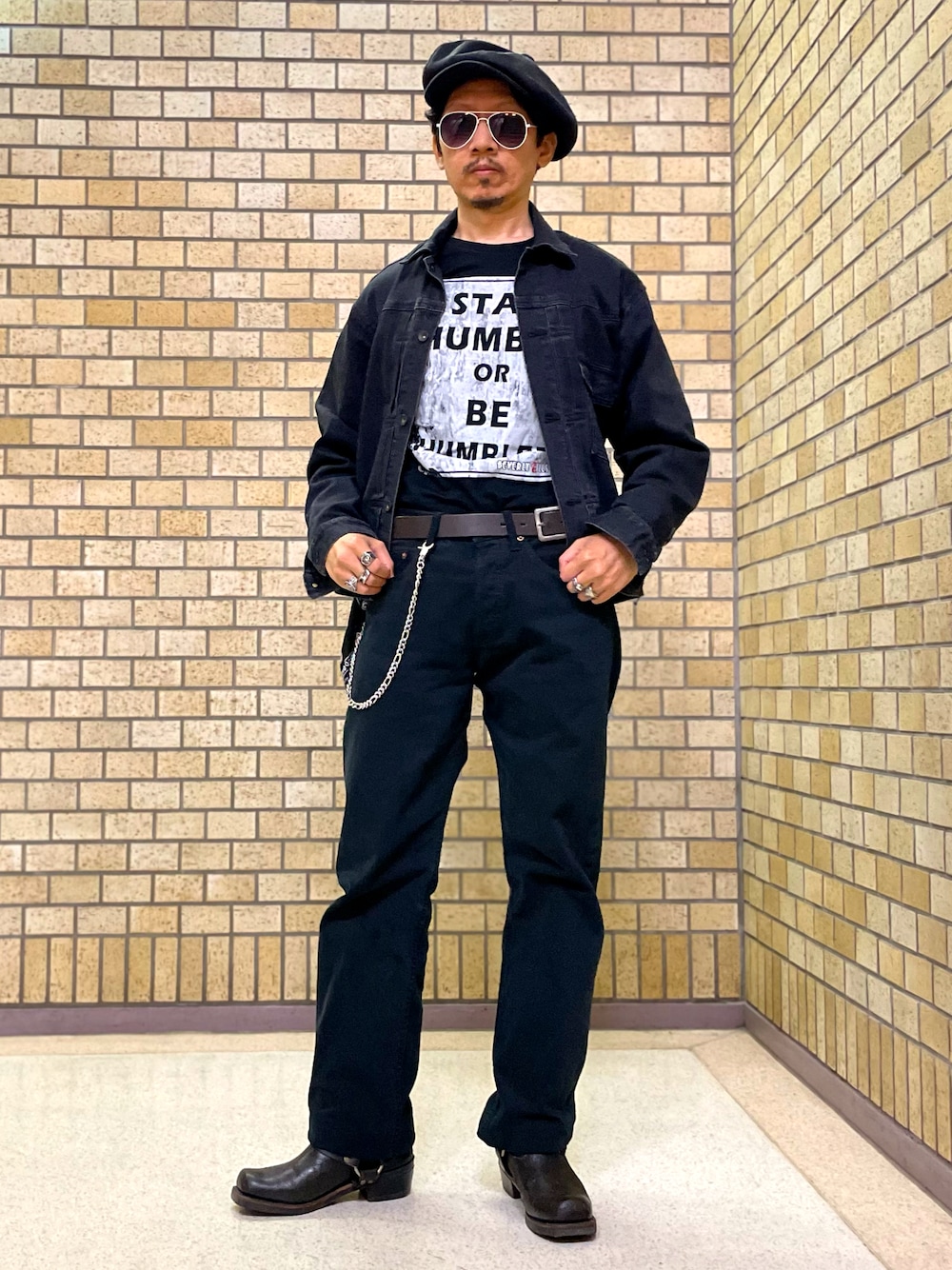 「ジョニーデップ、ブラックコーデ、ワントーンコーデ、キャスケット、サングラス、BEVERLY KILLS、いいね、save、フォローお願いします🤑、ユニクロ、UNIQLO、デニムジャケット、ウォレットチェーン、リーバイス501、Levi's、Tシャツ、春コーデ」｜「Rubenのアイテム（キャスケット、ブラック系）」を使った、☠️HiRoC☠️さん（メンズ・171cm）の春コーディネートの1枚目の写真