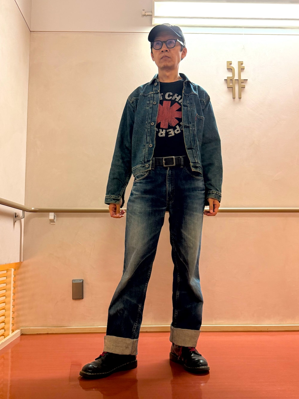 「バンドT、レッドホットチリペッパーズ、古着、リーバイス、71506、デニム、キャップ、ロック、秋服準備はじめました、秋服、Tシャツ、ファッションを楽しもう、いいね、save、フォローお願いします🤑、秋っぽコーデ更新中、おしゃれさんと繋がりたい」｜「不明のアイテム（キャップ、ブラック系）」を使った、☠️HiRoC☠️さん（メンズ・171cm）の秋コーディネートの1枚目の写真