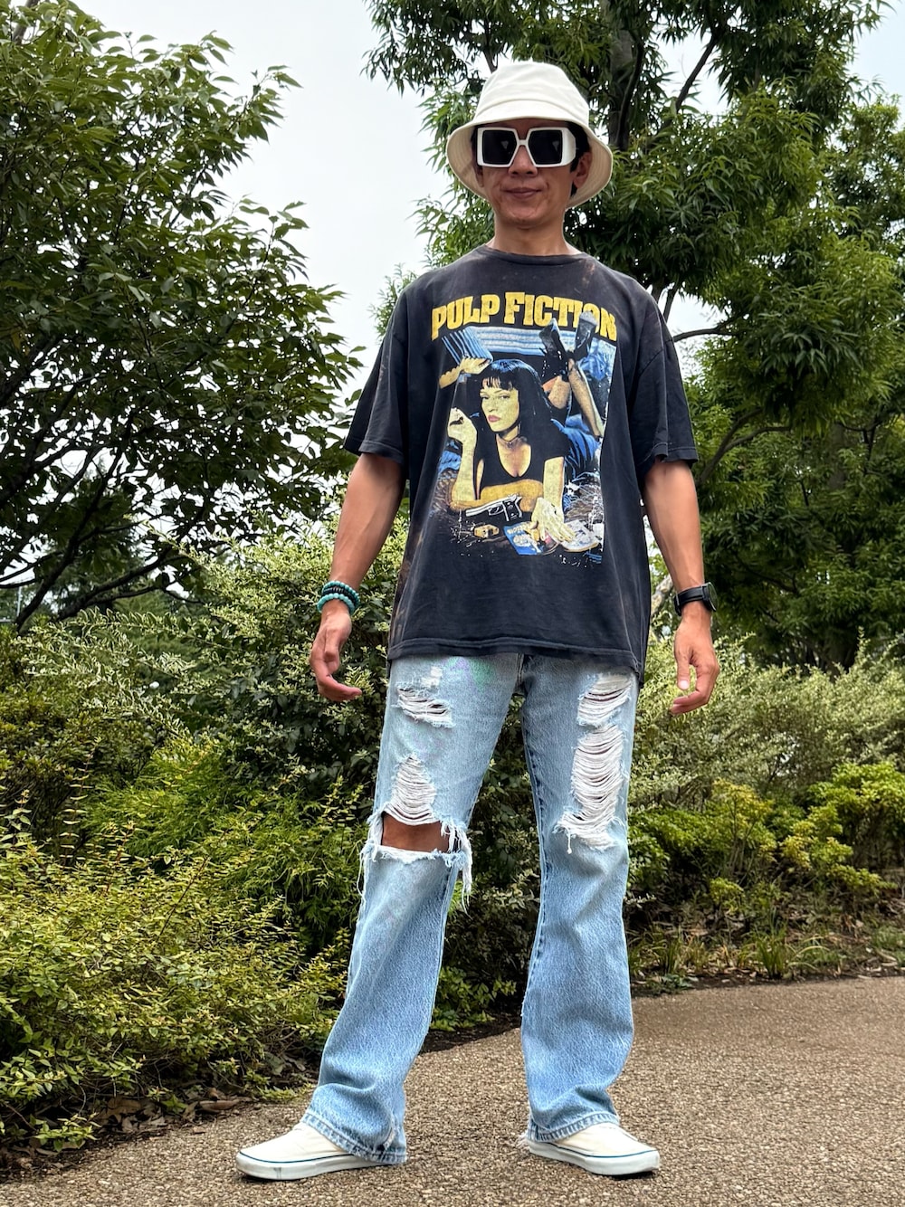 「バケットハット、古着、ヴィンテージ、ムービーTシャツ、パルプフィクション、フォトT、Tシャツ、ホワイト、ブラック、ダメージデニムパンツ、デニム、スニーカー、VANS、いいね、save、フォローお願いします🤑、リーバイス」｜「GUのアイテム（キャップ、ホワイト系）」を使った、☠️HiRoC☠️さん（メンズ・172cm）の夏コーディネートの1枚目の写真
