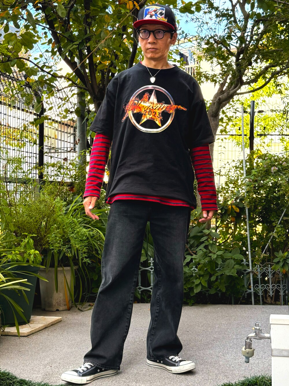 「キャップ、デニムパンツ、ニューエラ、B'z、ユニクロ、Tシャツ、バンドT、ボーダーTシャツ、ロンT、レイヤードスタイル、ブラック、レッド、コンバース、GU、いいね、save、フォローお願いします🤑」｜「NEW ERAのアイテム（キャップ、ブラック系）」を使った、☠️HiRoC☠️さん（メンズ・171cm）の秋コーディネートの1枚目の写真