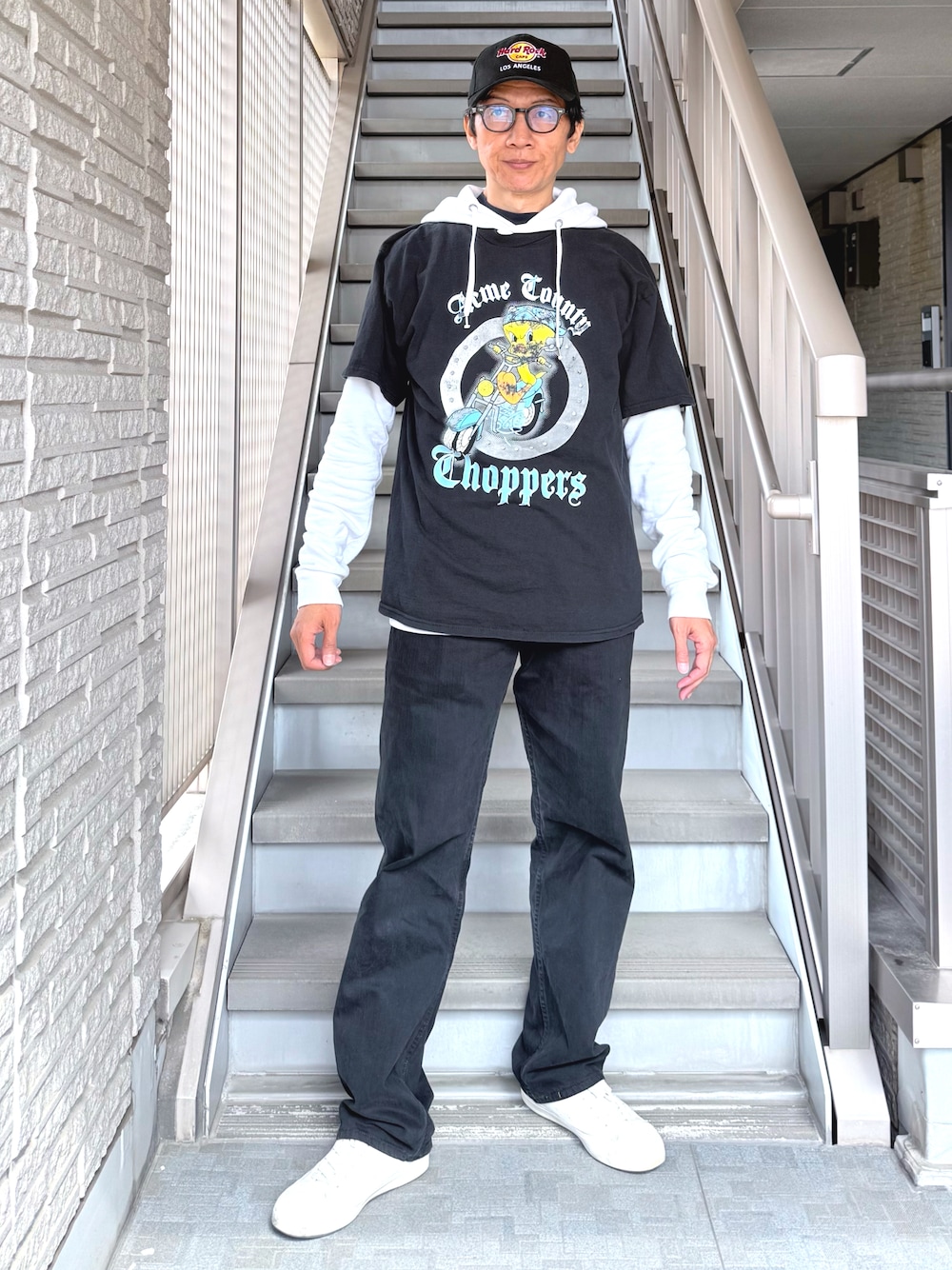 「キャップ、ハードロックカフェ、ブラック、モノトーン、古着MIX、Tシャツ、パーカー、ホワイト、ルーニー・テューンズ、リーバイス、501、デニム、ユニクロ、スニーカー、いいね、save、フォローお願いします🤑」｜「Hard Rock Cafeのアイテム（キャップ、ブラック系）」を使った、☠️HiRoC☠️さん（メンズ・171cm）の春コーディネートの1枚目の写真