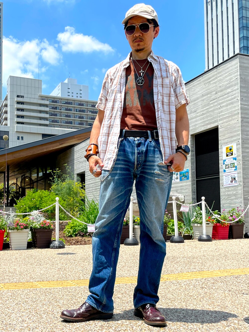 「ブラウン、Tシャツ、チェックシャツ、ハリウッドランチマーケット、T&C、Town＆Country、キャップ、ワークマン、デニム、ジーンズ、TOMMY HILFIGER、革靴、ダメージデニムパンツ、いいね、save、フォローお願いします🤑、サングラス」｜「WORKMANのアイテム（キャップ、ベージュ系）」を使った、☠️HiRoC☠️さん（メンズ・171cm）の夏コーディネートの1枚目の写真