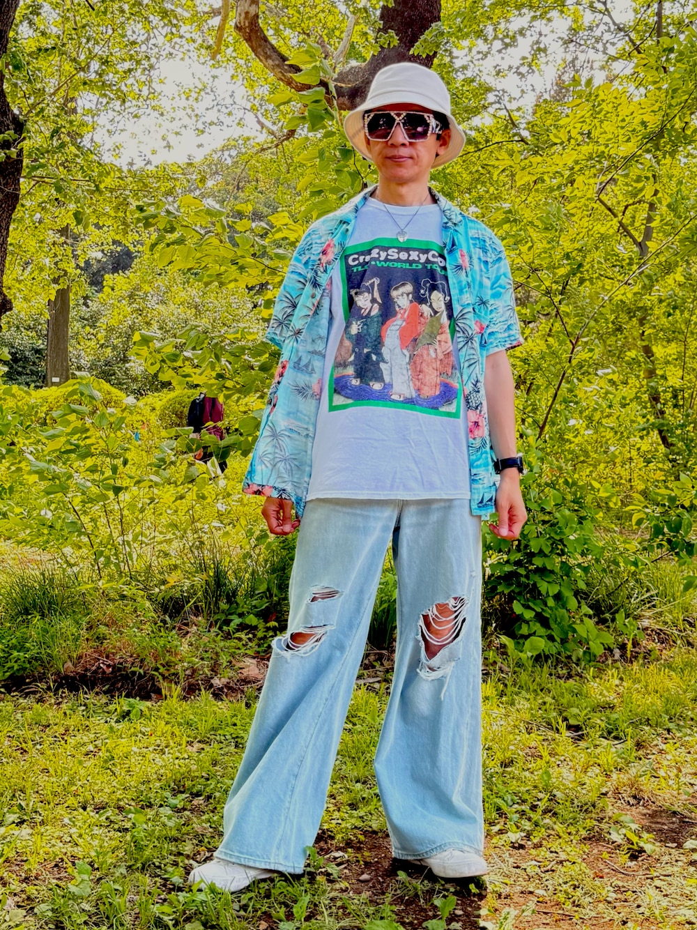「最近のいい感じコーデ、古着MIX、休日スタイル、バケットハット、サングラス、TLC、ヴィンテージ、古着、アロハシャツ、Tシャツ、GU、ユニクロ、ダメージデニムパンツ、デニム、いいね、save、フォローお願いします🤑」｜「GUのアイテム（キャップ、ホワイト系）」を使った、☠️HiRoC☠️さん（メンズ・171cm）の春コーディネートの1枚目の写真
