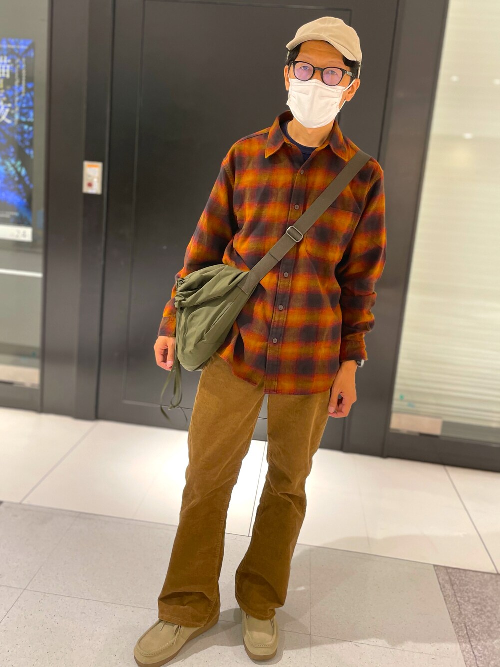 「秋コーデ、オンブレーチェックシャツ、コーデュロイ、ユニクロ、UNIQLO、モカシン、ブラウン、赤、GU、キャップ、ドローコード、ショルダーバッグ、フレアパンツ、おしゃれさんと繋がりたい、カジュアルコーデ」｜「WORKMANのアイテム（キャップ、ベージュ系）」を使った、☠️HiRoC☠️さん（メンズ・171cm）の秋コーディネートの1枚目の写真