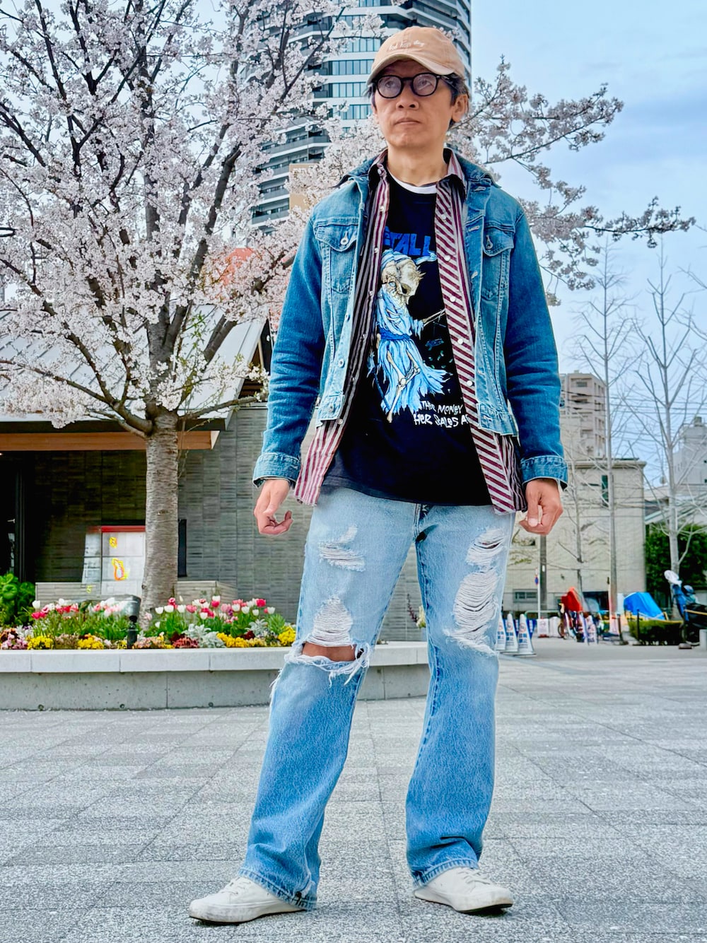 「春めき満開コーデ、春色、キャップ、古着MIX、バンドT、ヴィンテージ、デニム、メタリカ、ウエスタンシャツ、リーバイス、デニムジャケット、ダメージデニムパンツ、517、いいね、save、フォローお願いします🤑、ユニクロ」｜「不明のアイテム（キャップ、ピンク系）」を使った、☠️HiRoC☠️さん（メンズ・171cm）の春コーディネートの1枚目の写真