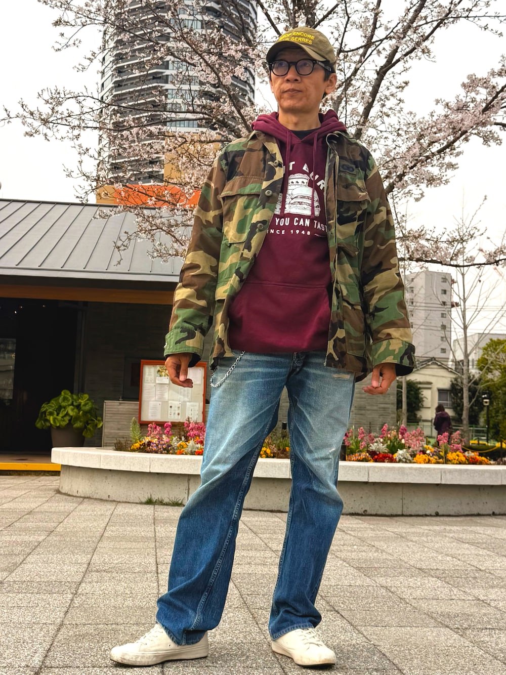 「春めき満開コーデ、ジャケット、春色、ミリタリー、パーカー、キャップ、インアンドアウトバーガー、迷彩、デニム、ハリウッドランチマーケット、ユニクロ、スニーカー、キャンバスシューズ、いいね、save、フォローお願いします🤑、古着MIX」｜「VINTAGEのアイテム（キャップ、グリーン系）」を使った、☠️HiRoC☠️さん（メンズ・171cm）の春コーディネートの1枚目の写真