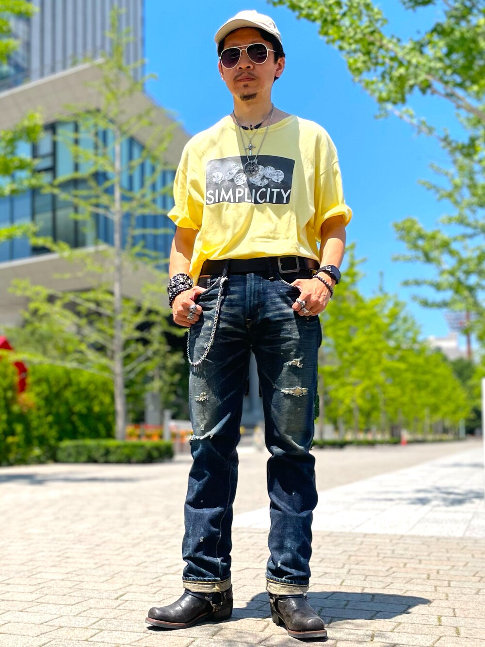 「キャップ、ワークマン、サングラス、イエロー、Tシャツ、ロゴT、デニム、エドウィン、EDWIN、ウォレットチェーン、ダメージデニムパンツ、リングブーツ、バングル、ネックレス、いいね、save、フォローお願いします🤑」｜「WORKMANのアイテム（キャップ、ベージュ系）」を使った、☠️HiRoC☠️さん（メンズ・171cm）の夏コーディネートの1枚目の写真