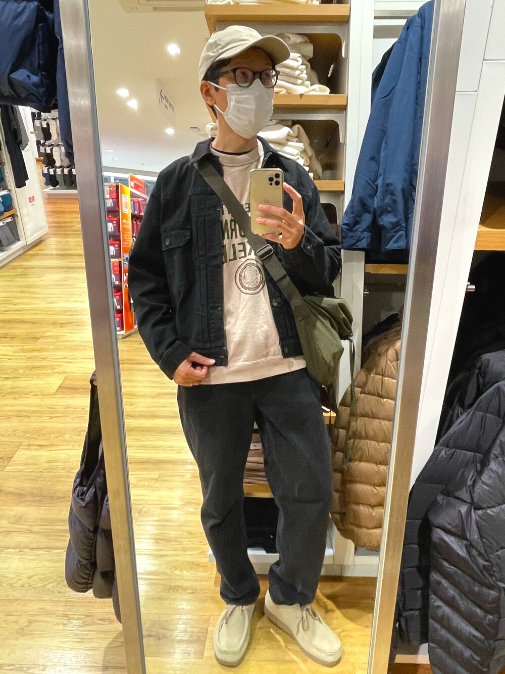 「デニムジャケット、ジーンズ、ユニクロ、UNIQLO、GU、モカシン、ベージュ、ダークグレー、カレッジ、ショルダーバッグ、キャップ、セットアップ、秋ルック紹介するよ、お洒落さんとつながりたい、モノトーンコーデ」｜「WORKMANのアイテム（キャップ、ベージュ系）」を使った、☠️HiRoC☠️さん（メンズ・171cm）の秋コーディネートの1枚目の写真