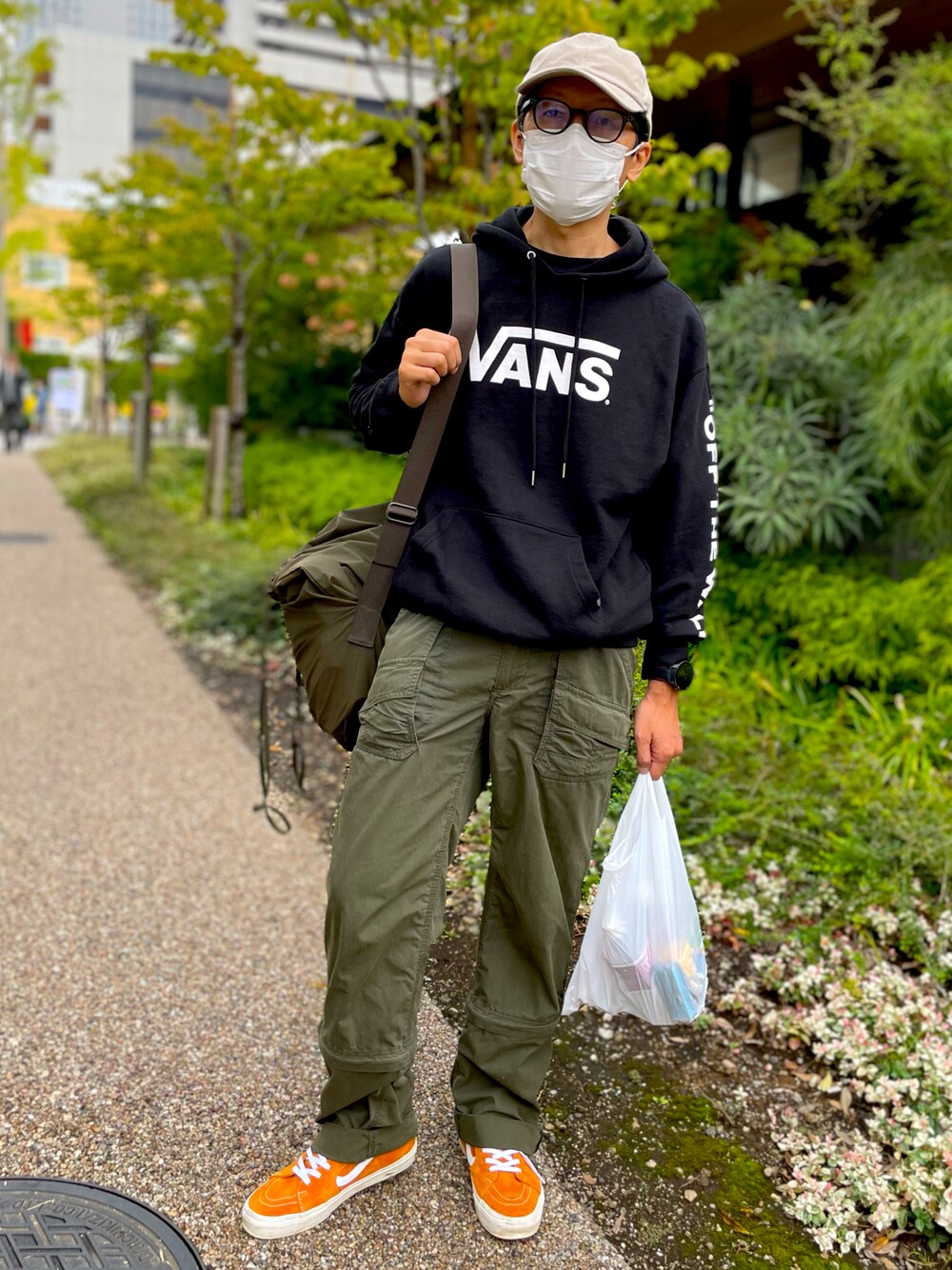 「パーカー、ブラック、カーゴパンツ、カーキ、オレンジ、スニーカー、ハイカットスニーカー、VANS、GAP、ワークマン、ユニクロ、ショルダーバッグ、バンズ、スケートハイ、秋ルック紹介するよ」｜「WORKMANのアイテム（キャップ、ベージュ系）」を使った、☠️HiRoC☠️さん（メンズ・171cm）の秋コーディネートの1枚目の写真