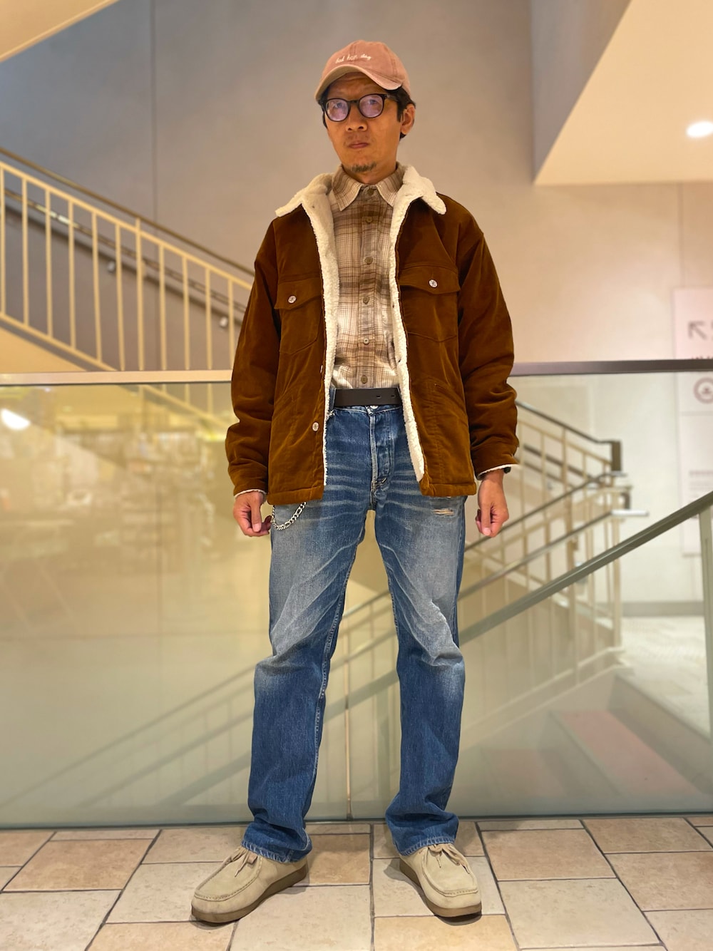 「キャップ、ベージュ、ユニクロ、チェックシャツ、フランネルシャツ、GU、ムートンジャケット、ブラウン、ハリウッドランチマーケット、デニム、ジーンズ、モカシン、いいね、save、フォローお願いします🤑、ファッションを楽しもう、秋冬コーデ」｜「不明のアイテム（キャップ、ピンク系）」を使った、☠️HiRoC☠️さん（メンズ・171cm）の秋コーディネートの1枚目の写真