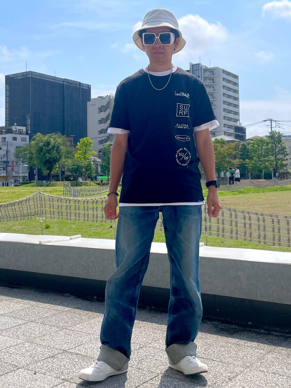 「モノトーン、バスケットハット、GU、ホワイト、ブラック、aloha、ユニクロ、スニーカー、リーバイス、デニム、レイヤードスタイル、プチプラ、Tシャツ、いいね、save、フォローお願いします🤑、夏コーデ」｜「GUのアイテム（ハット、ホワイト系）」を使った、☠️HiRoC☠️さん（メンズ・171cm）の夏コーディネートの1枚目の写真