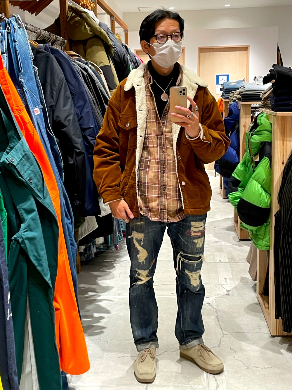 「タートルネック、ブラック、ZARA、チェック、ブラウン、コーデュロイジャケット、ボアジャケット、GU、リーバイス505、ブルー、ダメージデニムパンツ、ﾘﾍﾟｱﾃﾞﾆﾑ、モカシン、ベージュ、お洒落さんとつながりたい」｜「ZARAのタートルネックニット（ニット/セーター、ブラック系）」を使った、☠️HiRoC☠️さん（メンズ・171cm）の冬コーディネートの1枚目の写真