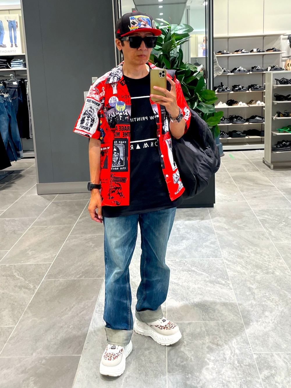 「初夏コーデ、キャップ、NEW ERA、ブラック、レッド、ライブTシャツ、オープンカラーシャツ、WACKO MARIA、TM NETWORK、リーバイス、デニム、厚底スニーカー、サングラス、いいね、save、フォローお願いします🤑、ロゴT」｜「NEW ERAのアイテム（キャップ、ブラック系）」を使った、☠️HiRoC☠️さん（メンズ・171cm）の春コーディネートの1枚目の写真