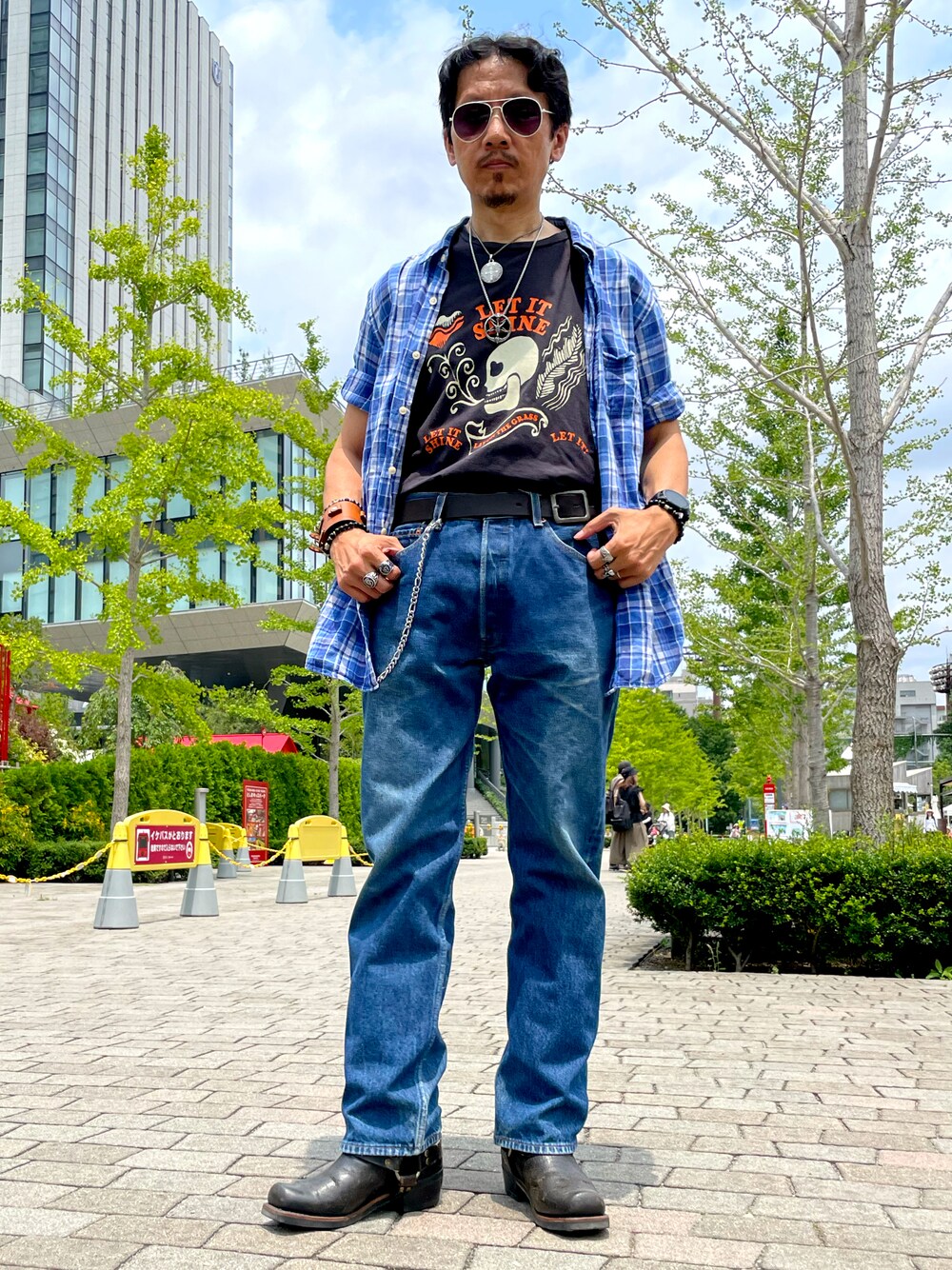 「サングラス、スカル、ビームスT、BEAMS T、ブラック、チェックシャツ、ブルー、リーバイス、501、ウォレットチェーン、リングブーツ、アメカジ、初夏コーデ、お洒落さんとつながりたい、いいね、save、フォローお願いします🤑」｜「BEAMS Tのアイテム（Tシャツ/カットソー、ブラック系）」を使った、☠️HiRoC☠️さん（メンズ・171cm）の夏コーディネートの1枚目の写真