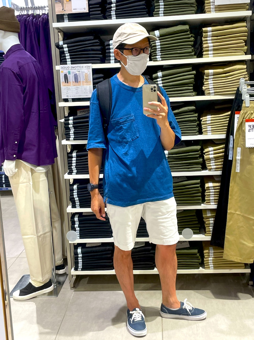 「夏、きれいめカジュアル、大人コーデ、カジュアル、スニーカー、夏だ！Tシャツ着よう！、UNIQLO、半袖シャツ、シャツスタイル、短パン、VANS、インディゴ、ホワイト、ブルー、キャップ」｜「VANSのAUTHENTIC　VN0A5KRD4W6（スニーカー、ブルー系）」を使った、☠️HiRoC☠️さん（メンズ・171cm）の夏コーディネートの1枚目の写真