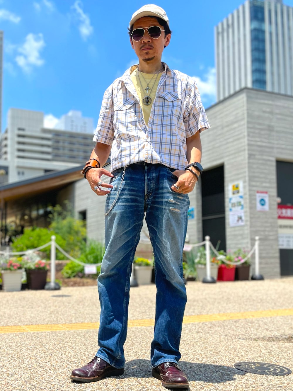 「ワークマン、キャップ、サングラス、Tシャツ、T&C、Columbia、チェックシャツ、ウォレットチェーン、デニム、ストレートデニム、ホワイト、イエロー、ハリウッドランチマーケット、いいね、save、フォローお願いします🤑、カジュアルコーデ」｜「WORKMANのアイテム（キャップ、ベージュ系）」を使った、☠️HiRoC☠️さん（メンズ・171cm）の夏コーディネートの1枚目の写真