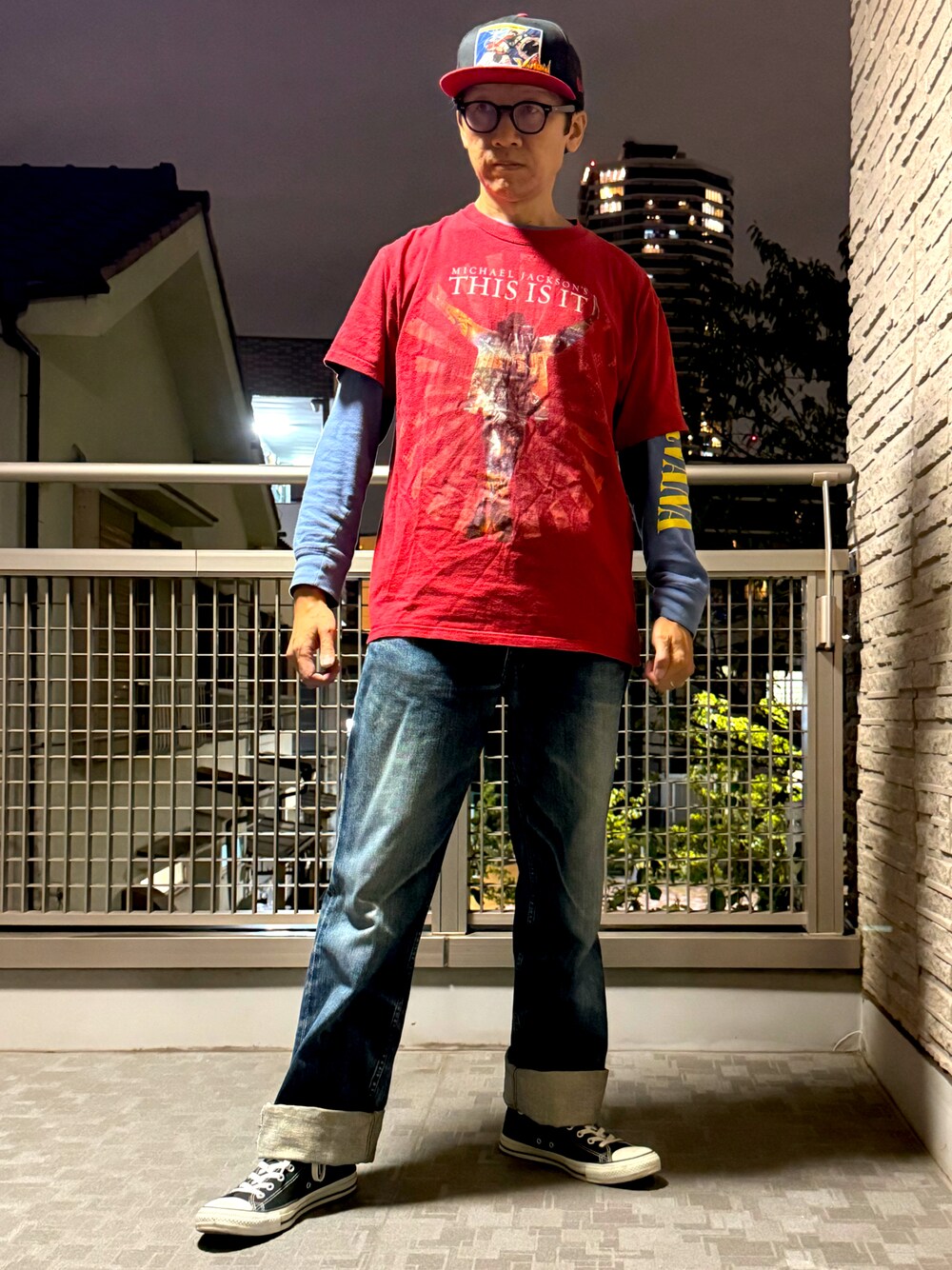 「キャップ、古着MIX、マイケルジャクソン、レッド、ロンT、Tシャツ、レイヤードスタイル、秋コーデ、デニム、リーバイス、コンバース、アメカジ、いいね、save、フォローお願いします🤑、秋服準備はじめました、お洒落さんとつながりたい」｜「NEW ERAのアイテム（キャップ、ブラック系）」を使った、☠️HiRoC☠️さん（メンズ・171cm）の秋コーディネートの1枚目の写真