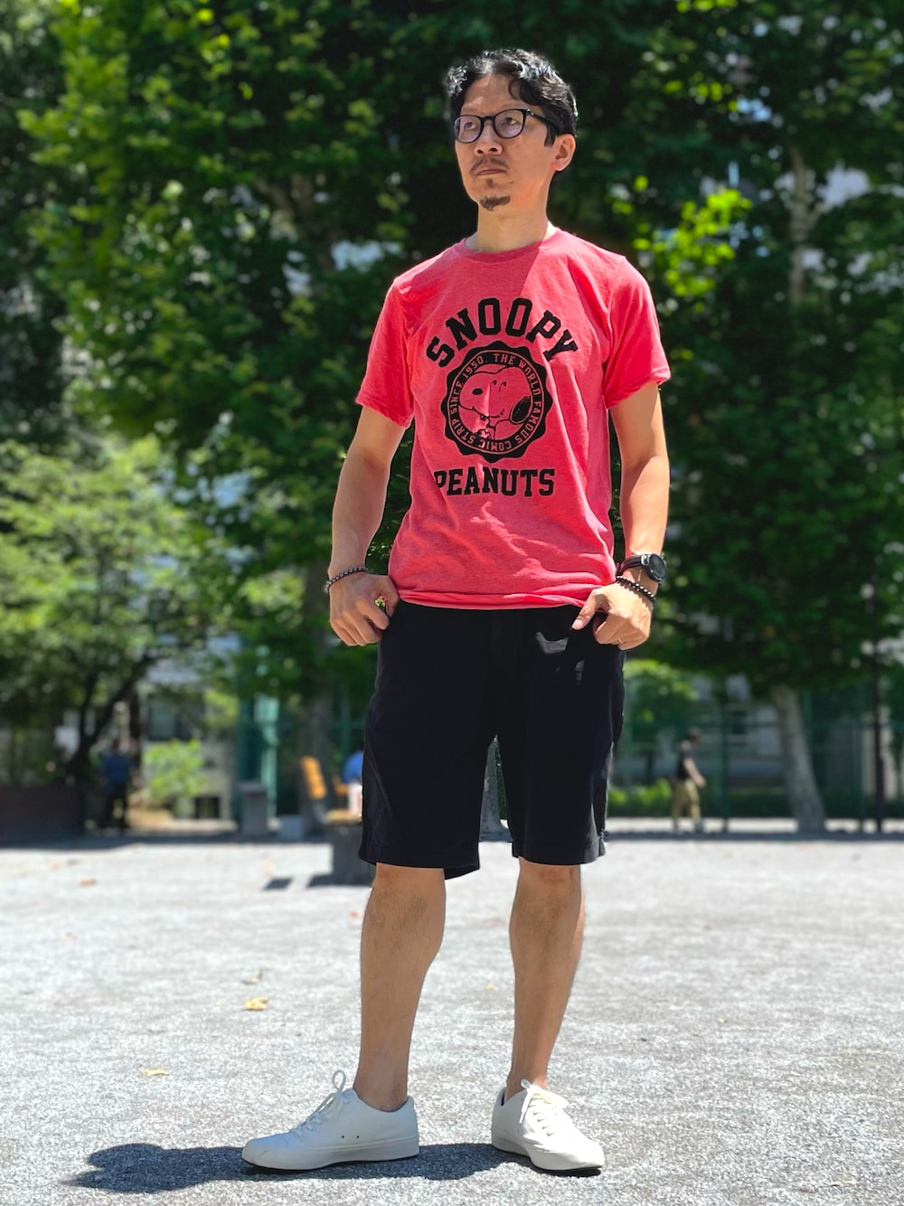 「ピーナッツ、レッド、ロゴT、ブラック、ショートパンツ、ユニクロ、UNIQLO、ホワイト、スニーカー、キャンバスシューズ、キャンバススニーカー、初夏コーデ、スヌーピー、おしゃれさんと繋がりたい、いいね、save、フォローお願いします🤑」｜「PEANUTSのアイテム（Tシャツ/カットソー、レッド系）」を使った、☠️HiRoC☠️さん（メンズ・171cm）の夏コーディネートの1枚目の写真