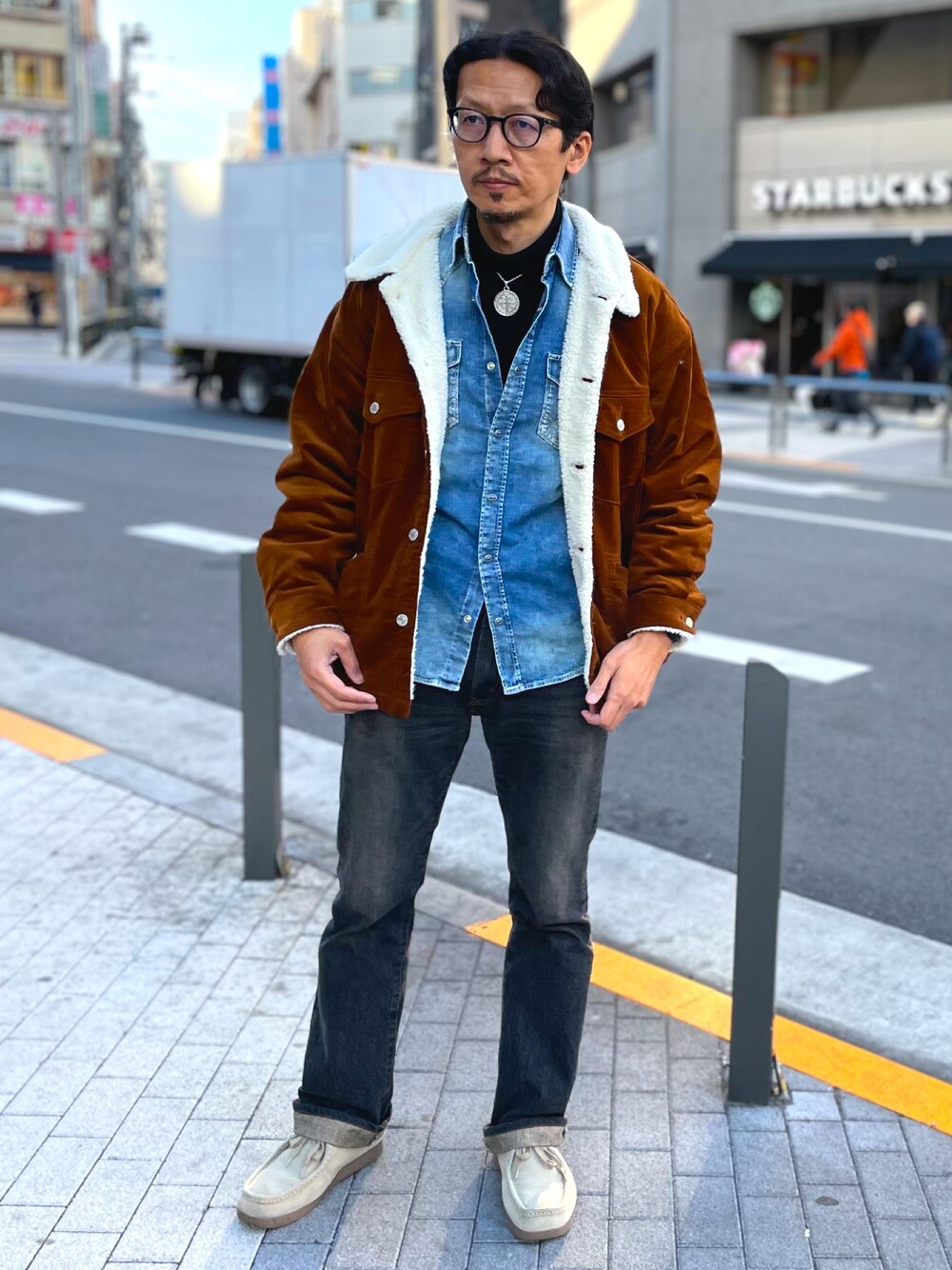 「おしゃれさんと繋がりたい、ZARA、タートルネック、ブラック、gas、デニムシャツ、ウエスタンシャツ、ブルー、ブラウン、GU、コーデュロイ、ブーツカットパンツ、ジーンズ、EDWIN、モカシン」｜「GUのアイテム（ムートンコート、ブラウン系）」を使った、☠️HiRoC☠️さん（メンズ・171cm）の冬コーディネートの1枚目の写真