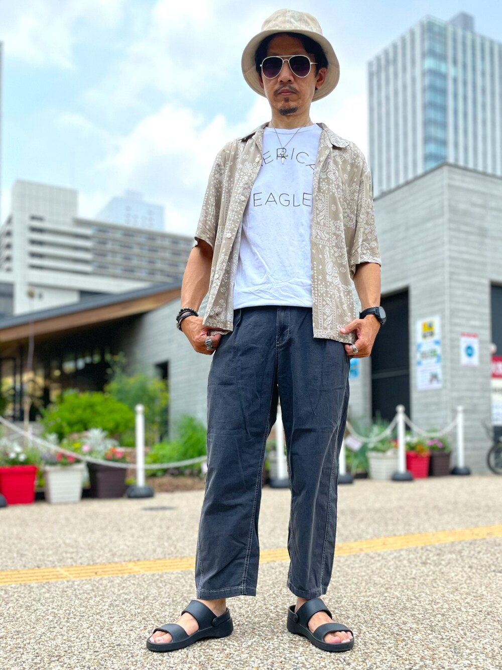 「ベージュ、バケットハット、バンダナ、GU、アメリカンイーグル、ロゴT、オープンカラーシャツ、夏コーデ、ダークグレー、ライトデニムカーブタックアンクルパンツ、アンクルパンツ、サンダル、お洒落さんとつながりたい、いいね、save、フォローお願いします🤑、シャツ好き集まれ」｜「GUのアイテム（ハット、ベージュ系）」を使った、☠️HiRoC☠️さん（メンズ・171cm）の夏コーディネートの1枚目の写真