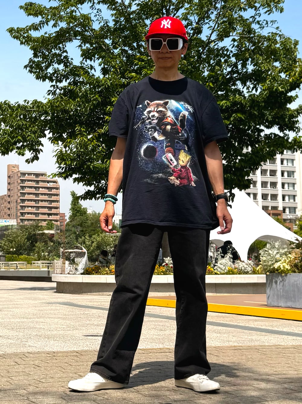 「キャップ、レッド、ブラック、Tシャツ、古着、ヴィンテージ、ニューエラ、GU、デニム、バギーデニム、ガーディアンズ・オブ・ザ・ギャラクシー、スニーカー、初夏コーデ、いいね、save、フォローお願いします🤑、ムービーTシャツ」｜「NEW ERAの【NEW ERA】9FIFTY MLB [BSC]（キャップ、レッド系）」を使った、☠️HiRoC☠️さん（メンズ・171cm）の春コーディネートの1枚目の写真
