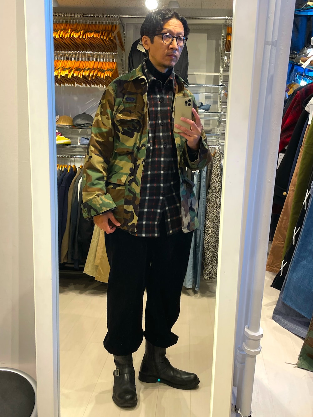 「いいね、save、フォローお願いします🤑、BDUジャケット、BDU、ミリタリー、チェック、コーデュロイ、エンジニアブーツ、ブラック、ワントーンコーデ、メンズビギ(MEN'S BIGI)、オトナカジュアル、タートルネック、迷彩、アーミー、ブーツイン」｜「MEN'S BIGIのアイテム（パンツ、ブラック系）」を使った、☠️HiRoC☠️さん（メンズ・171cm）の冬コーディネートの1枚目の写真
