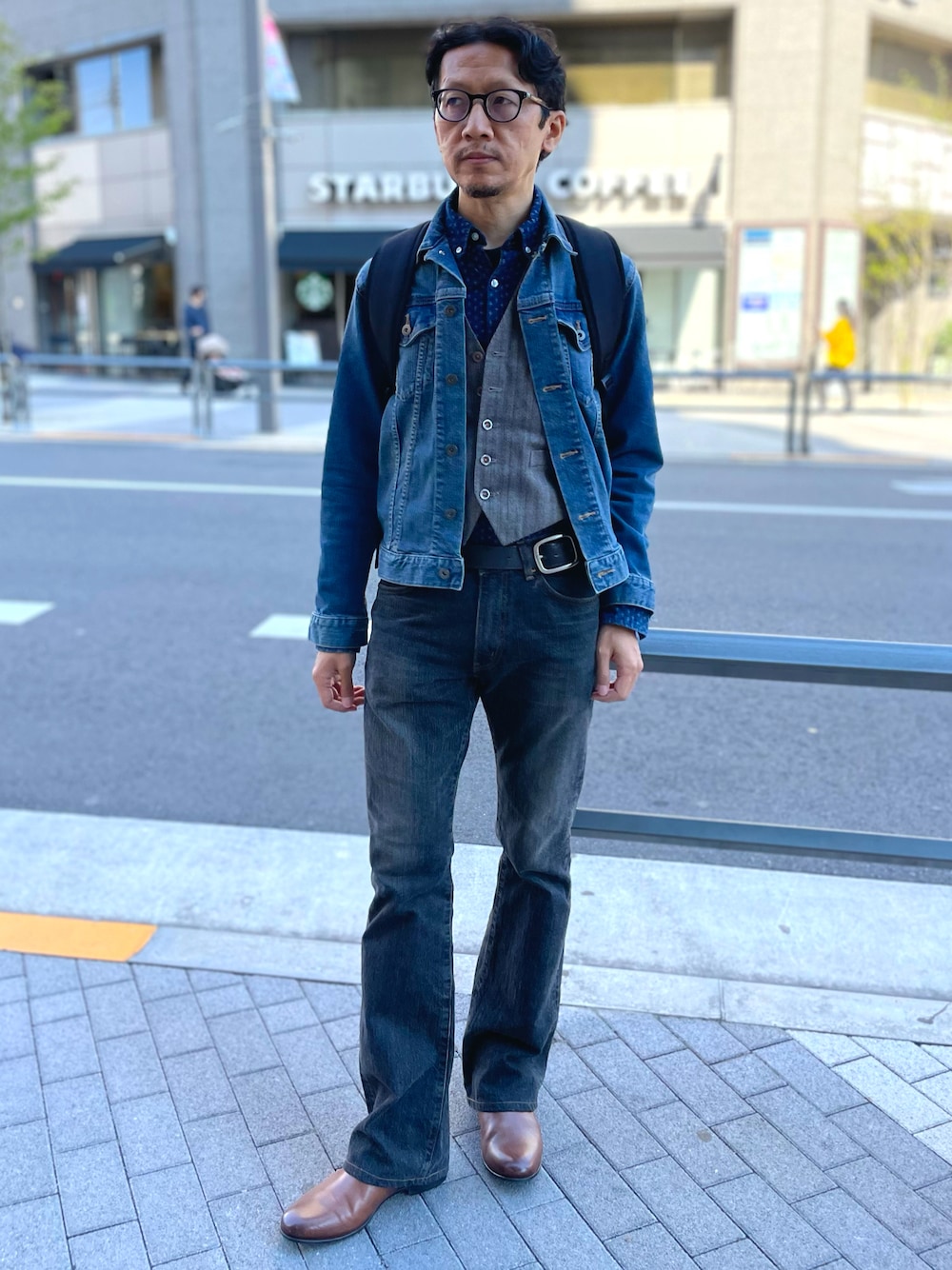「デニム、デニムジャケット、ジーンズ、ブーツカットパンツ、サイドゴアブーツ、WEARハロウィン2022、ジョニーデップ、EDWIN、アメリカンイーグル、古着MIX、ベルト、ベスト、カジュアルコーデ、アメカジ、お洒落さんとつながりたい」｜「American Eagleのアイテム（シャツ/ブラウス、ブルー系）」を使った、☠️HiRoC☠️さん（メンズ・171cm）の秋コーディネートの1枚目の写真