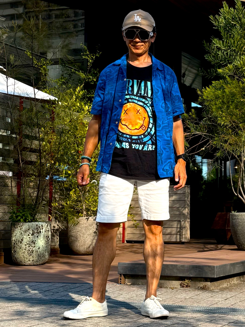 「キャップ、ヴィンテージ、古着、ニルヴァーナ、NIRVANA、Tシャツ、バンドT、ハーフパンツ、ブルー、ホワイト、アメリカンイーグル、ユニクロ、スニーカー、いいね、save、フォローお願いします🤑、ファッションを楽しもう」｜「NEW ERAの【NEW ERA / ニューエラ】Los Angeles Dodgers・ロサンゼルス ドジャース チームロゴ刺繍 ローキャップ（キャップ、ベージュ系）」を使った、☠️HiRoC☠️さん（メンズ・171cm）の秋コーディネートの1枚目の写真